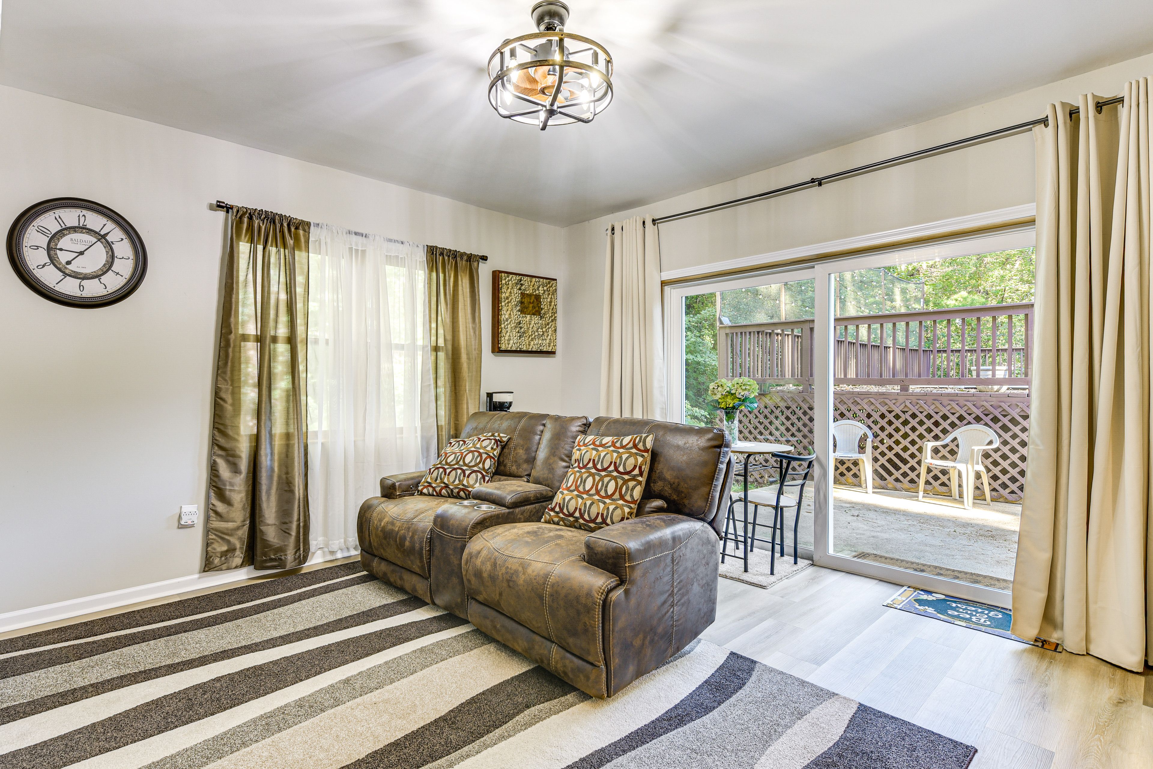 Living Room | Smart TV | Fireplace | Books/Board Games