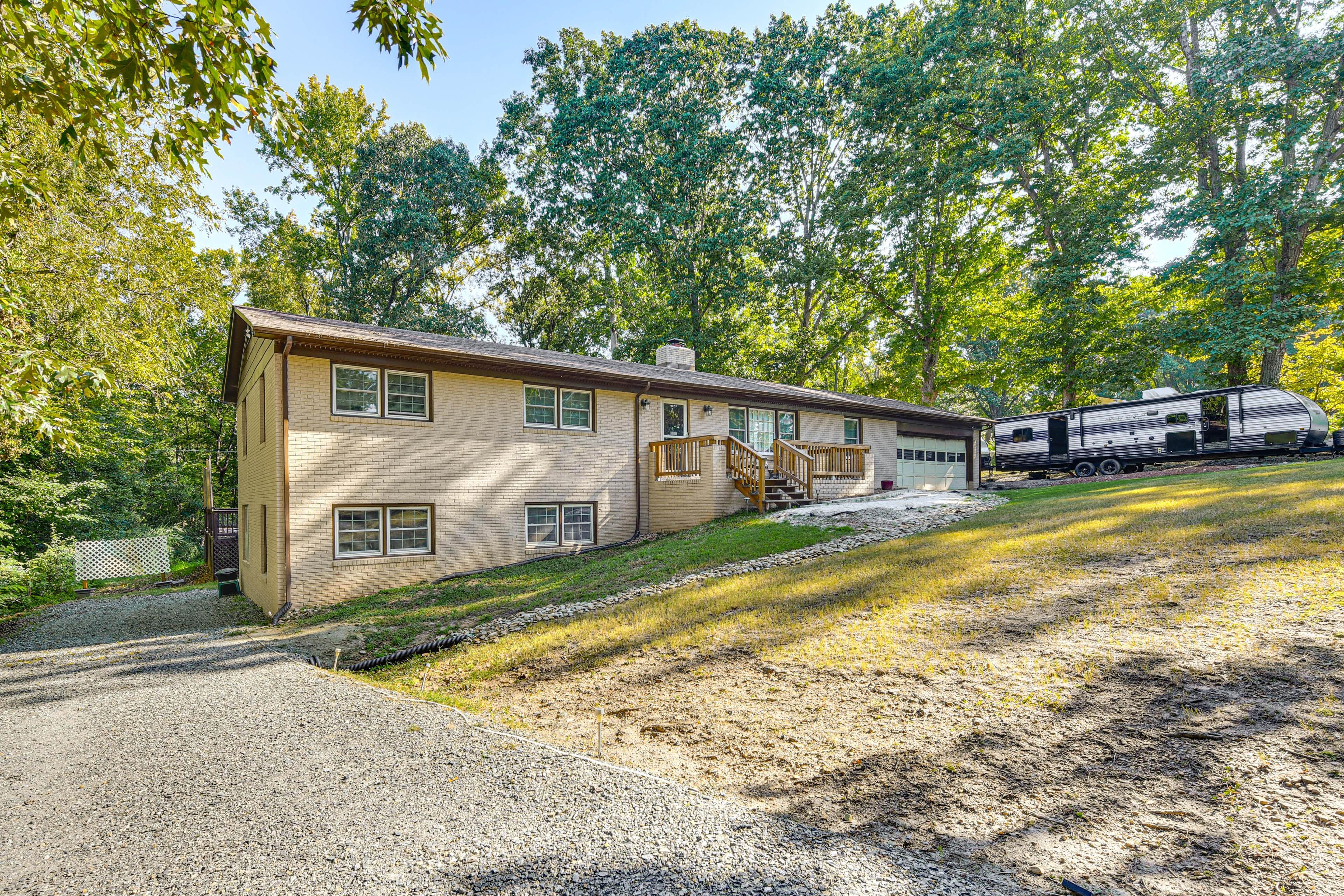 Parking | Gravel Driveway (2 Vehicles)