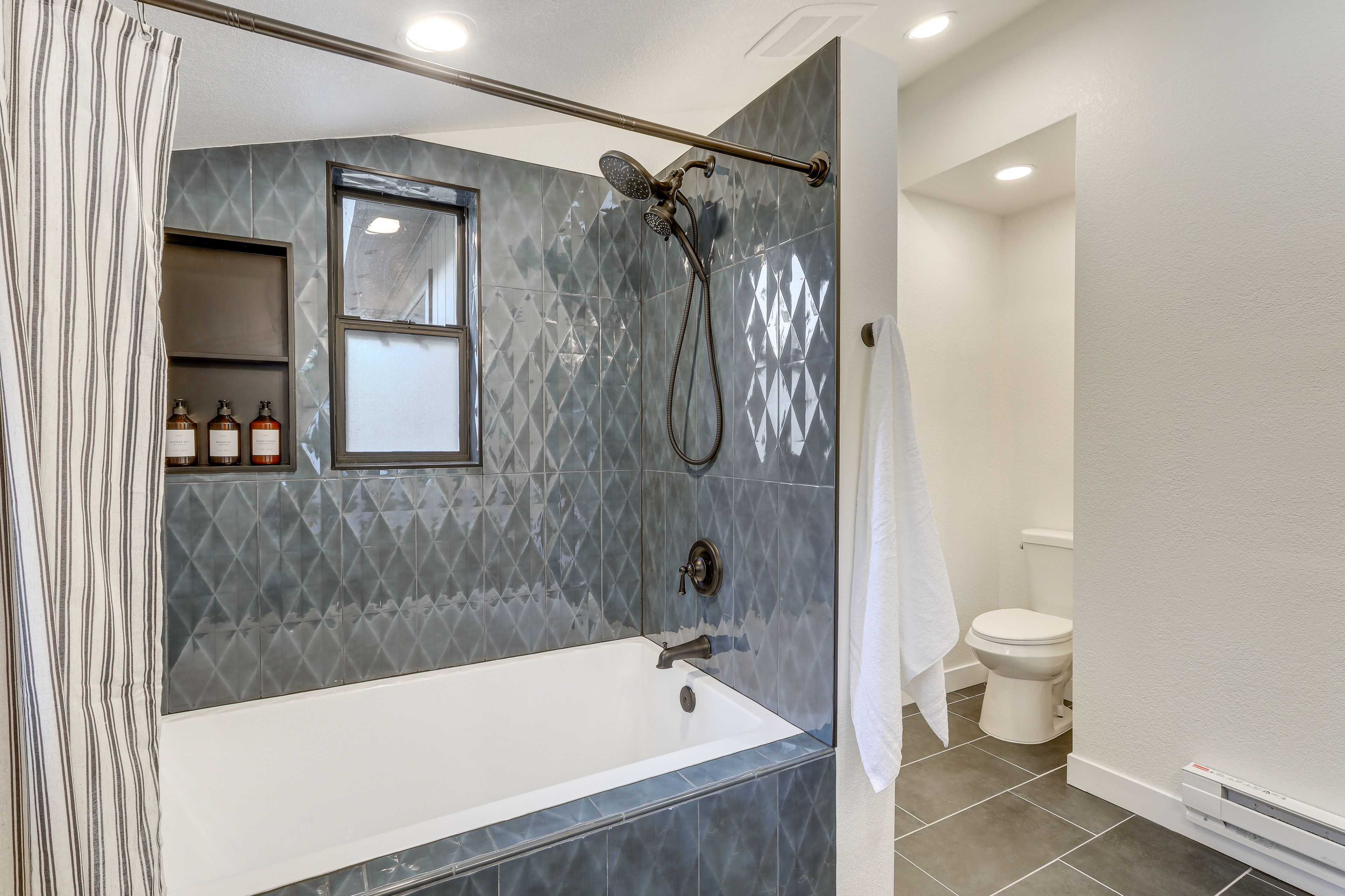 Full Bathroom | 2nd Floor