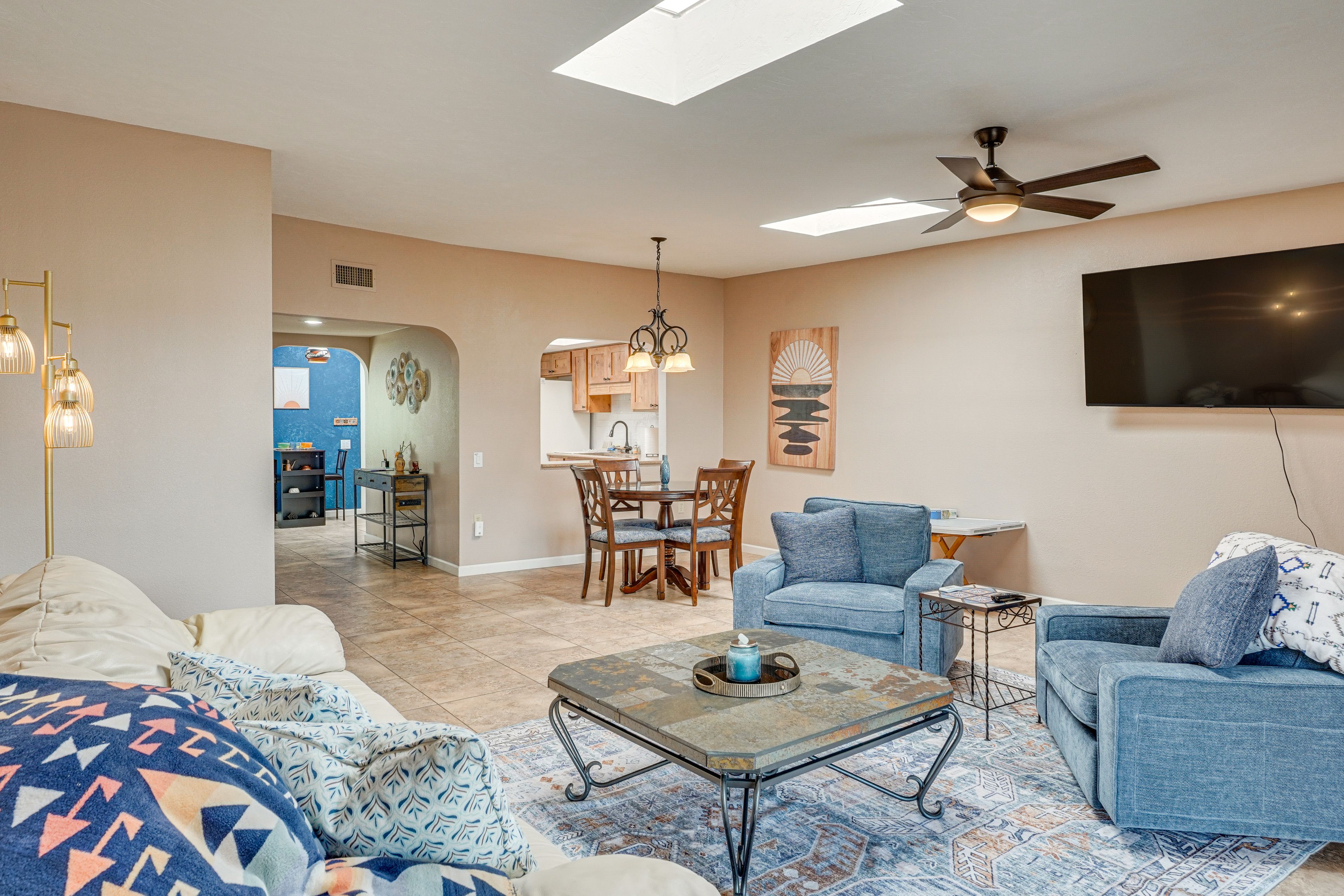 Living Room | Smart TV | Board Games