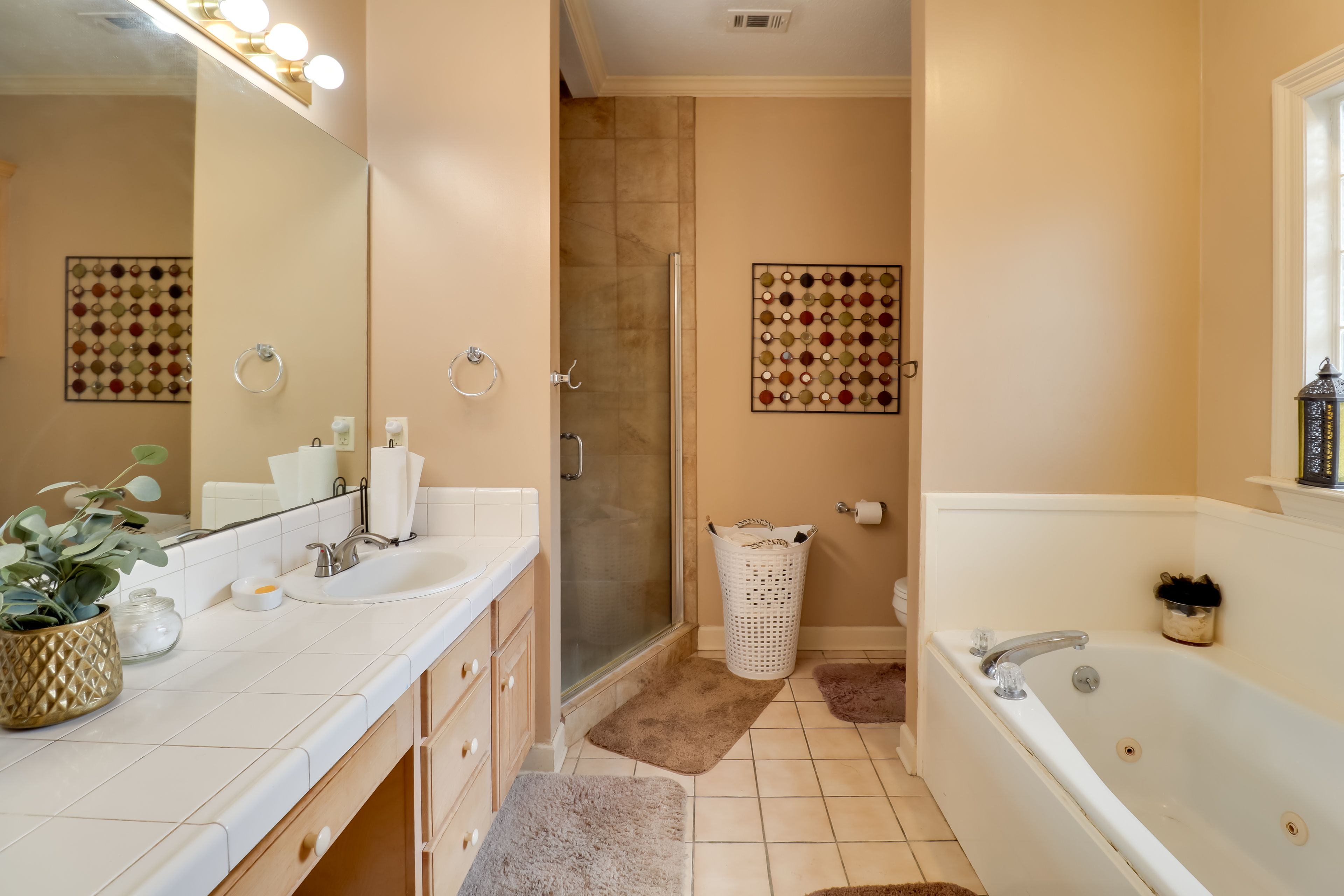 Full Bathroom | Towels Provided