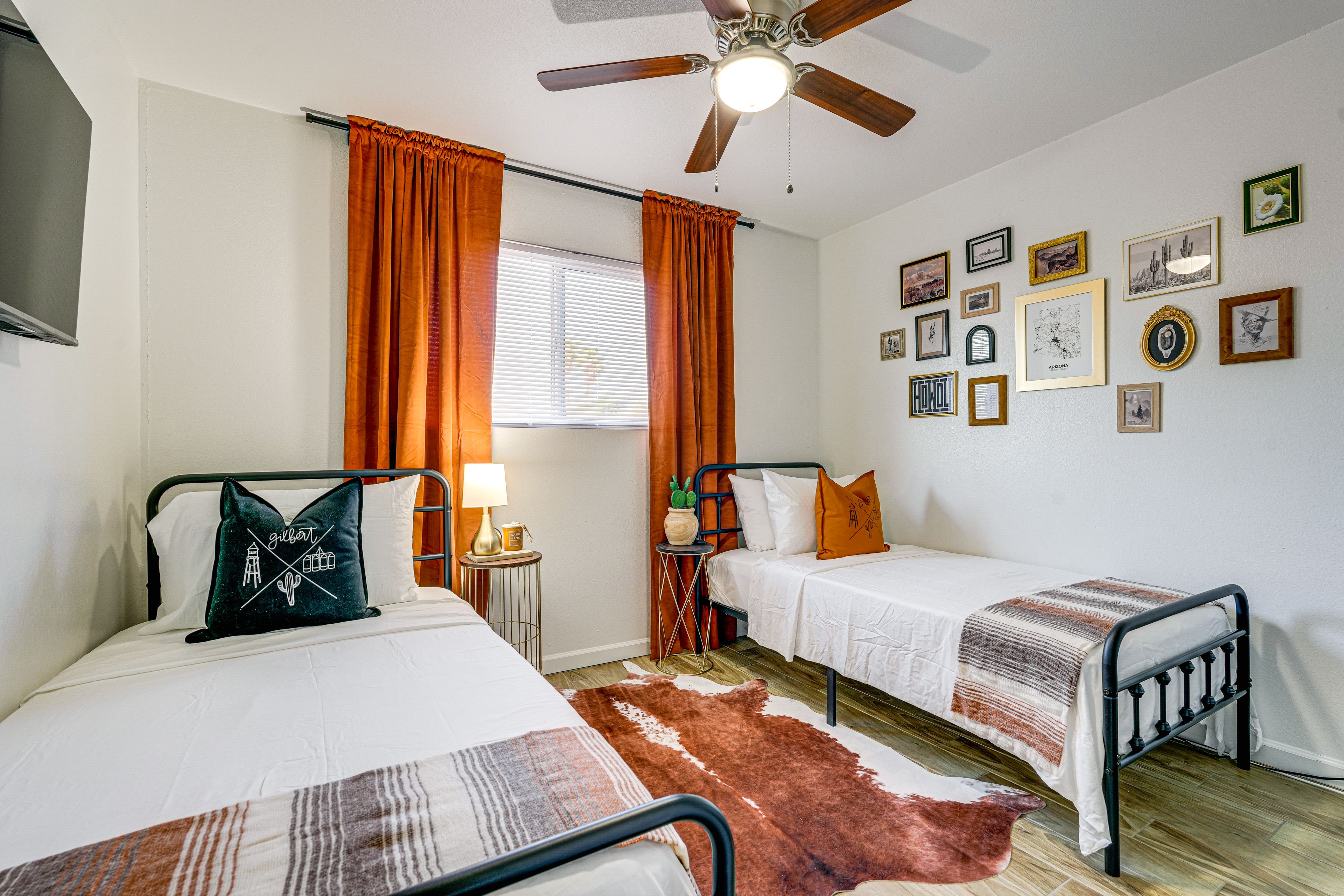 Bedroom 3 | 2 Twin Beds | Smart TV
