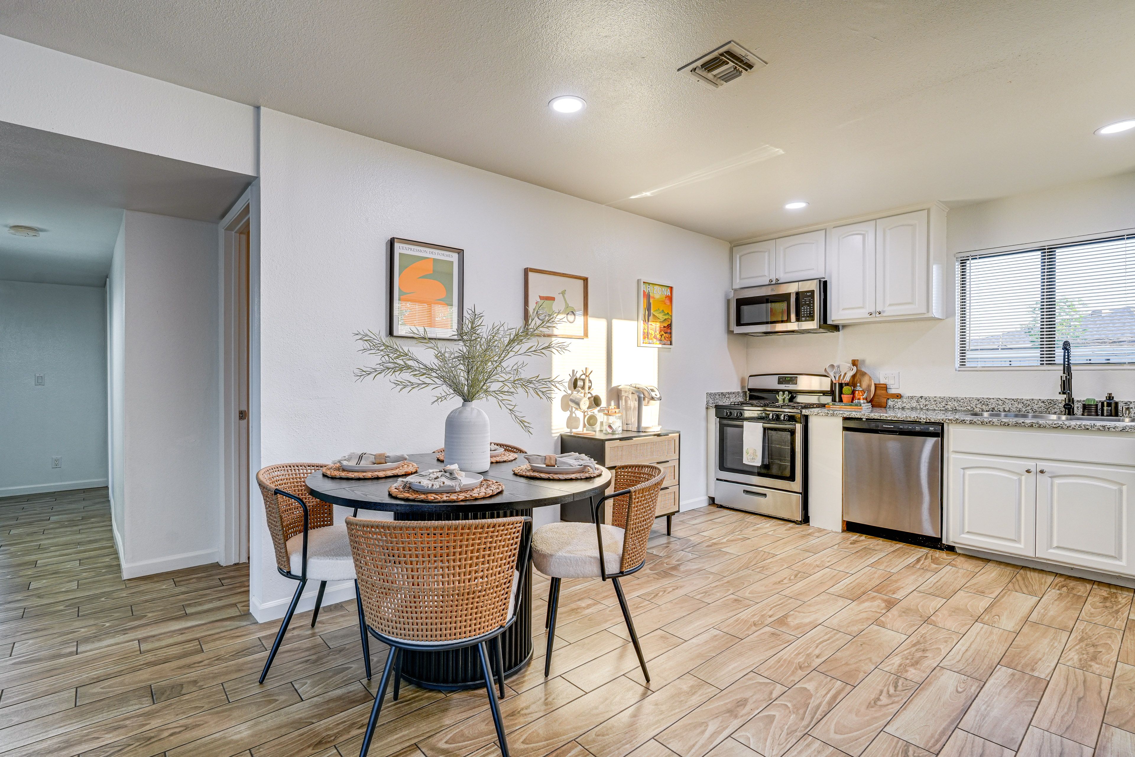 Dining Area | Dishware/Flatware Provided