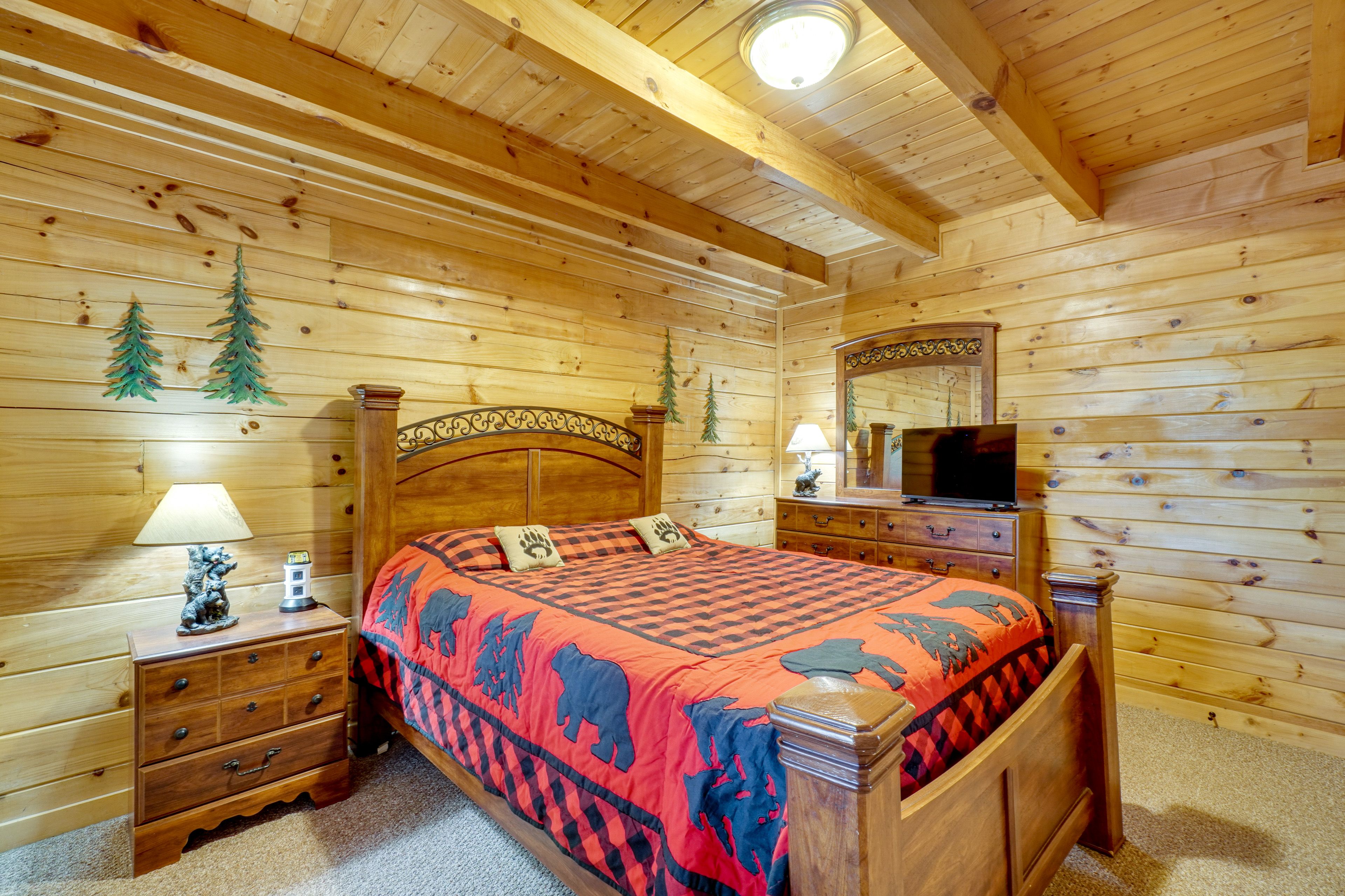Bedroom 1 | Queen Bed | 1st Floor