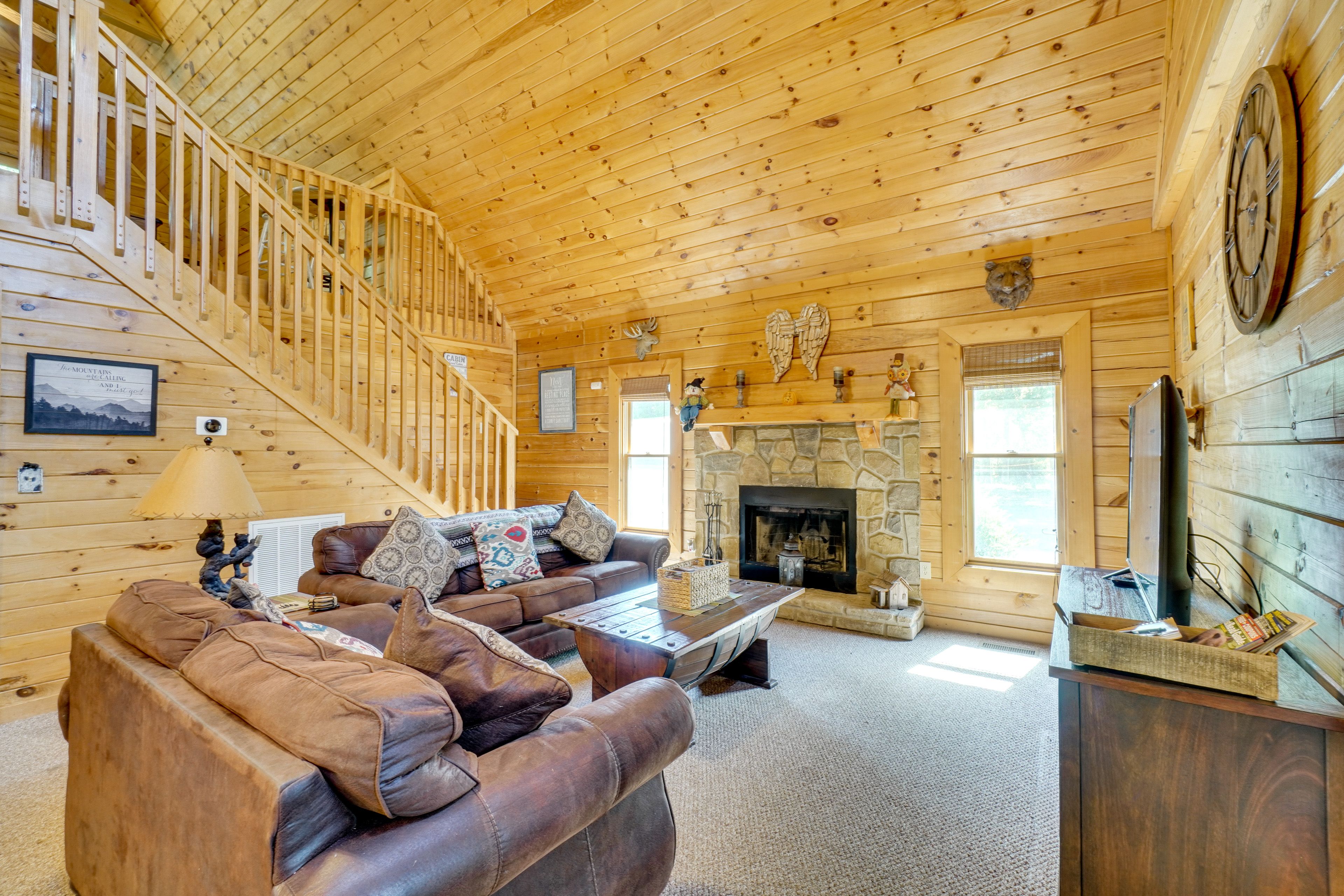 Living Room | Free WiFi | Smart TV | Fireplace | Queen Sleeper Sofa | 1st Floor