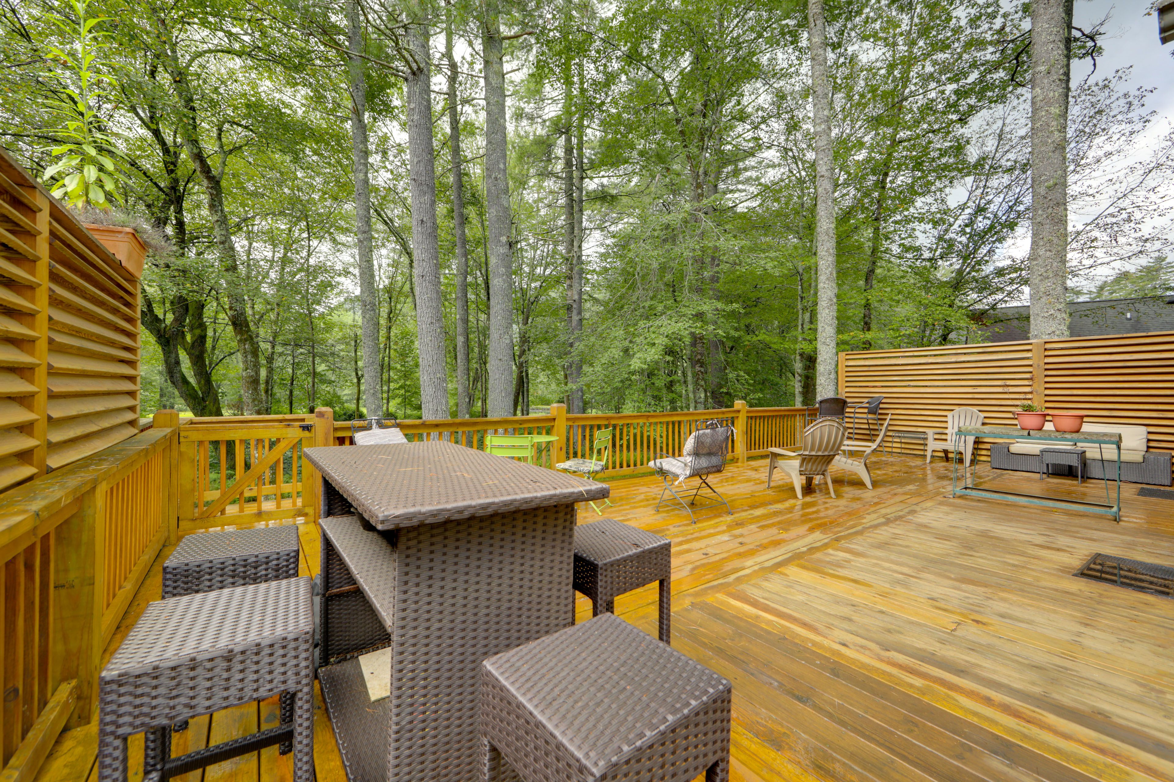 Shared Deck | Blackstone Grill | Charcoal Grill