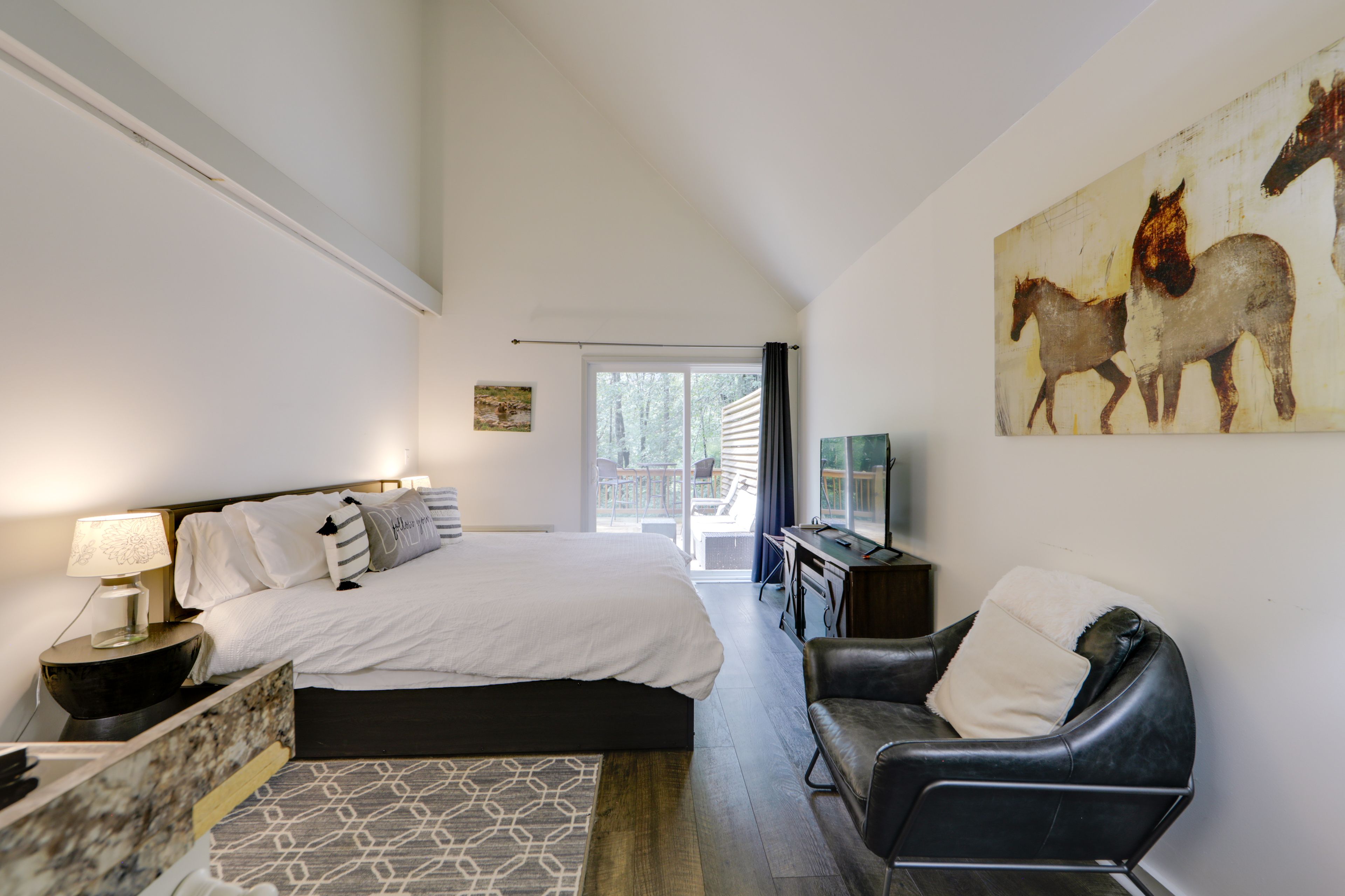 Studio | King Bed | Smart TV | Free WiFi | Electric Fireplace
