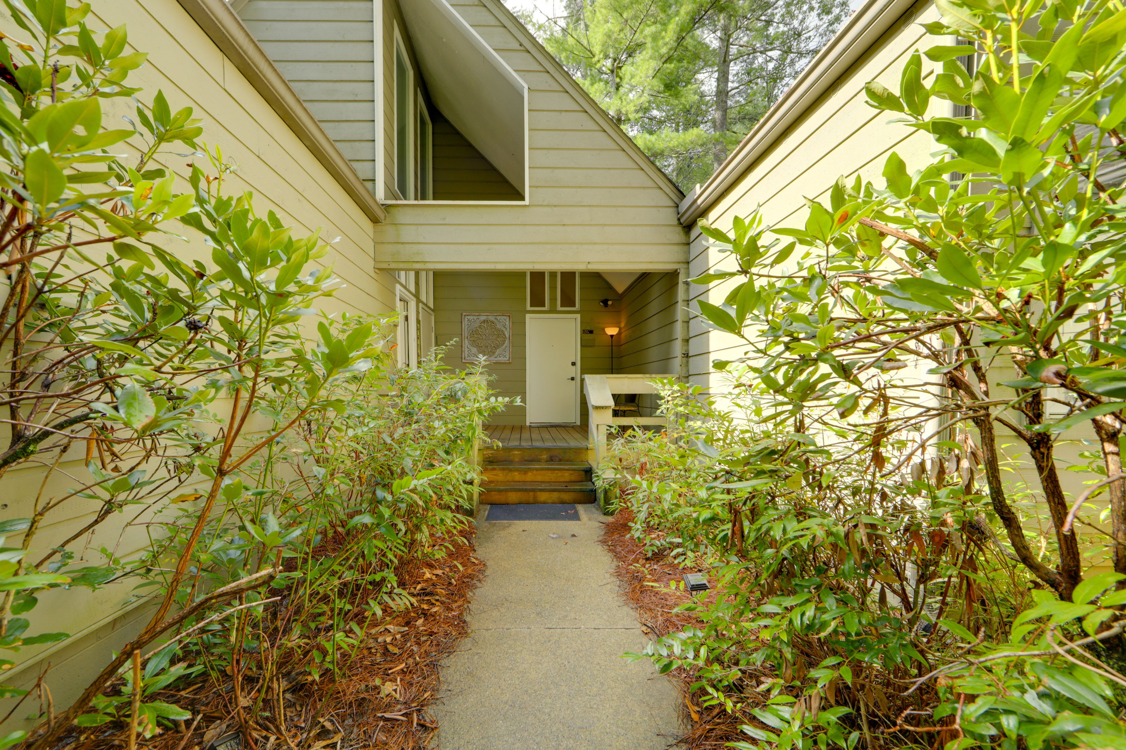 Sapphire Vacation Rental | Studio | 1BA | 450 Sq Ft | 3 Steps to Enter