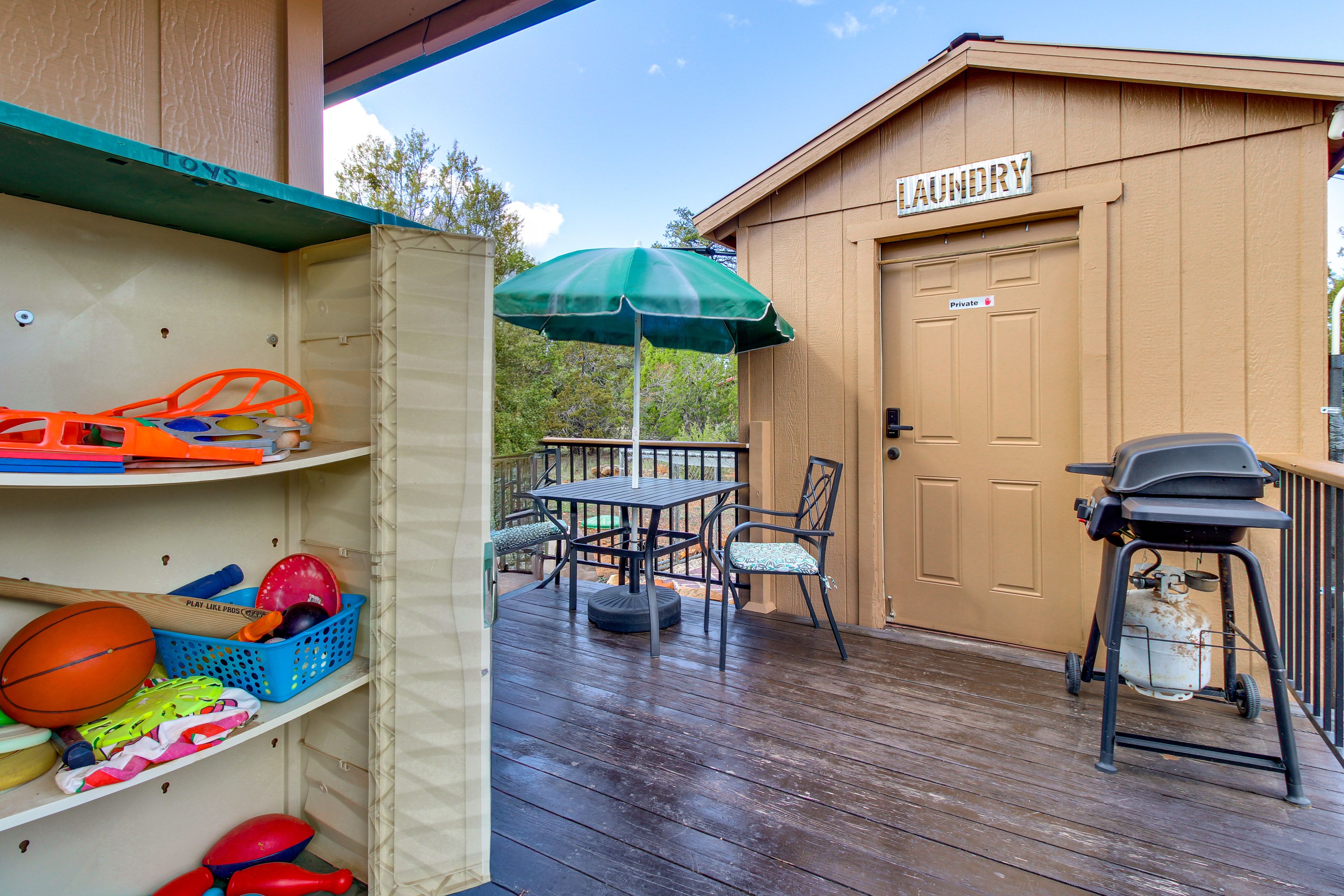 Side Deck | Outdoor Dining | Gas Grill