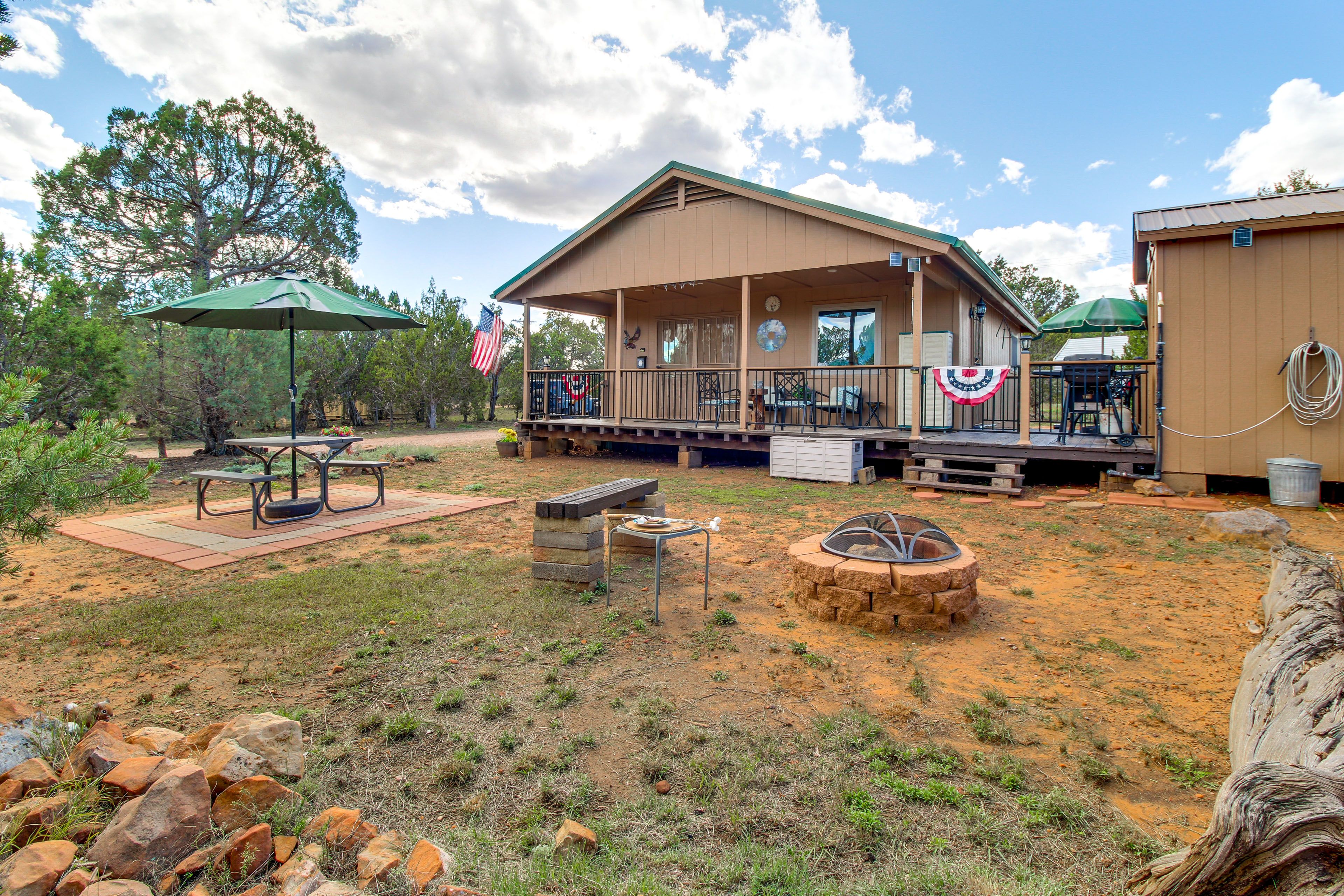 Private Yard | Fire Pit | Outdoor Dining