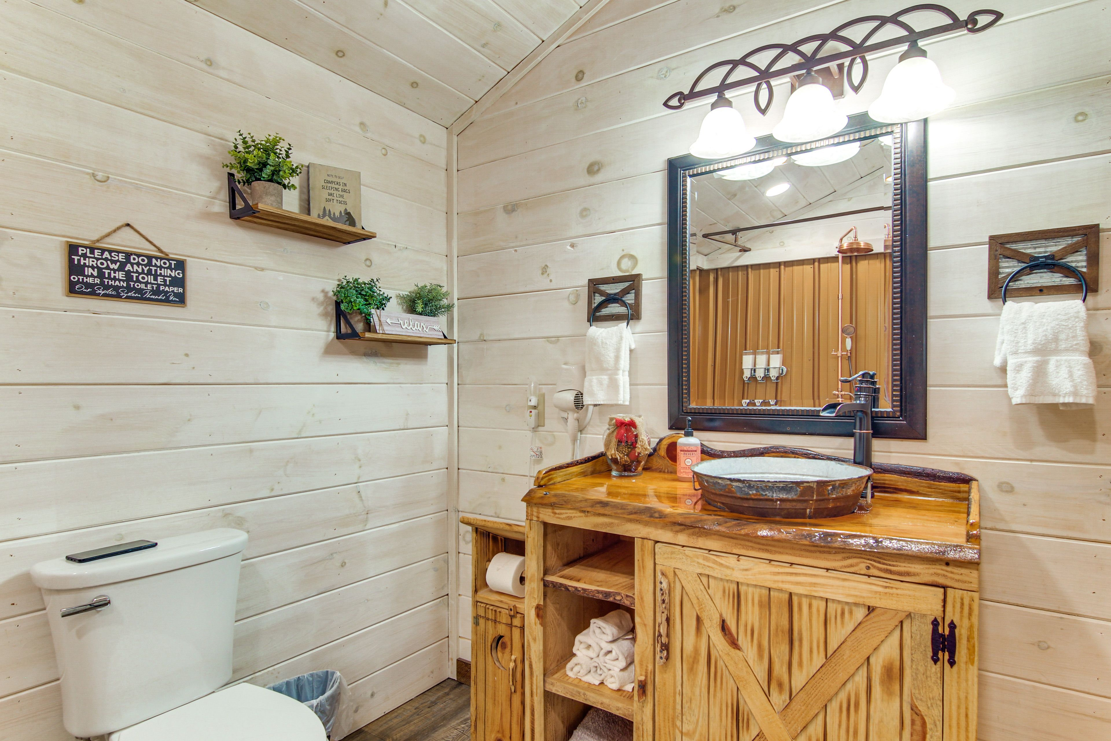 Full Bathroom | Towels Provided