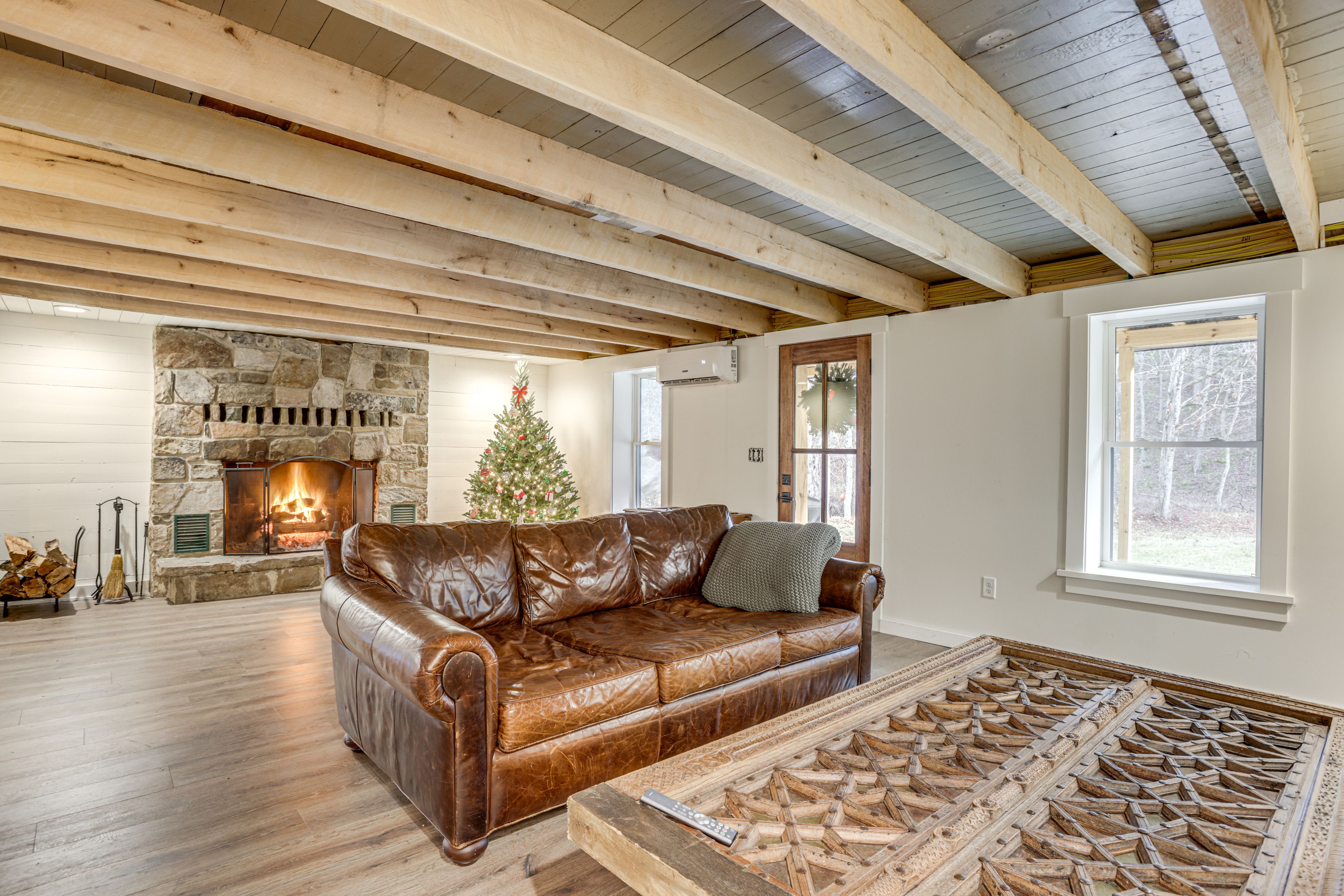 Living Room | Free WiFi | Central Heating & A/C | Smart TV | Main Floor