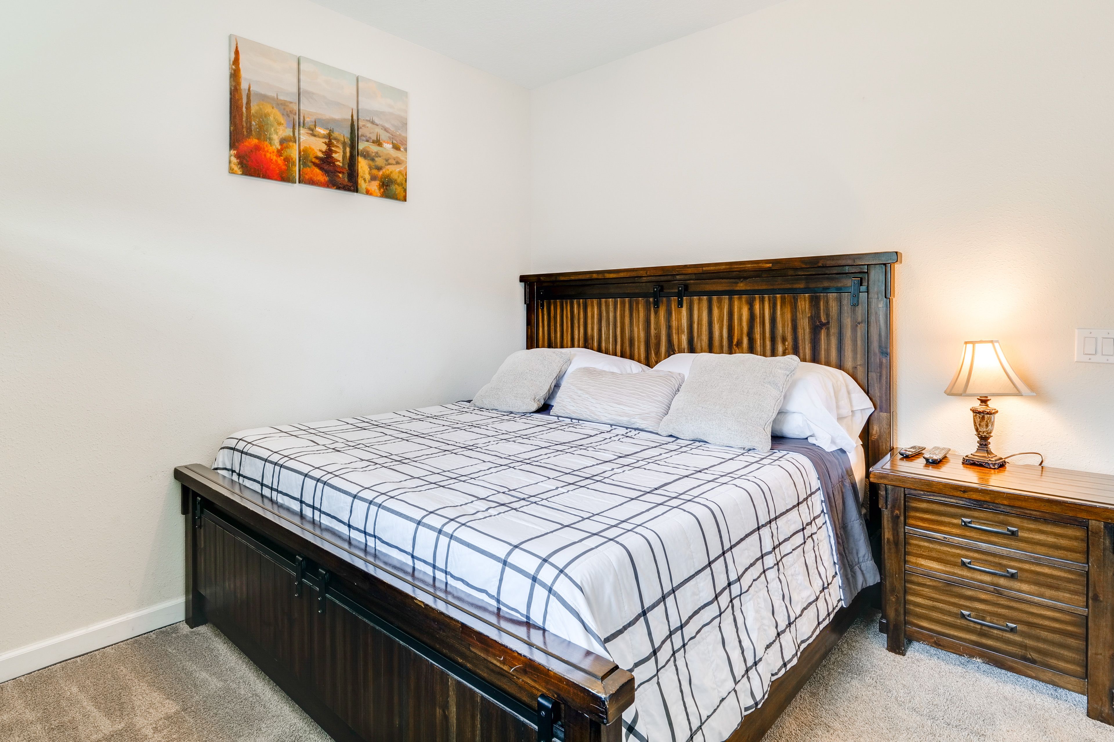 Bedroom 1 | King Bed | Linens | 1st Floor