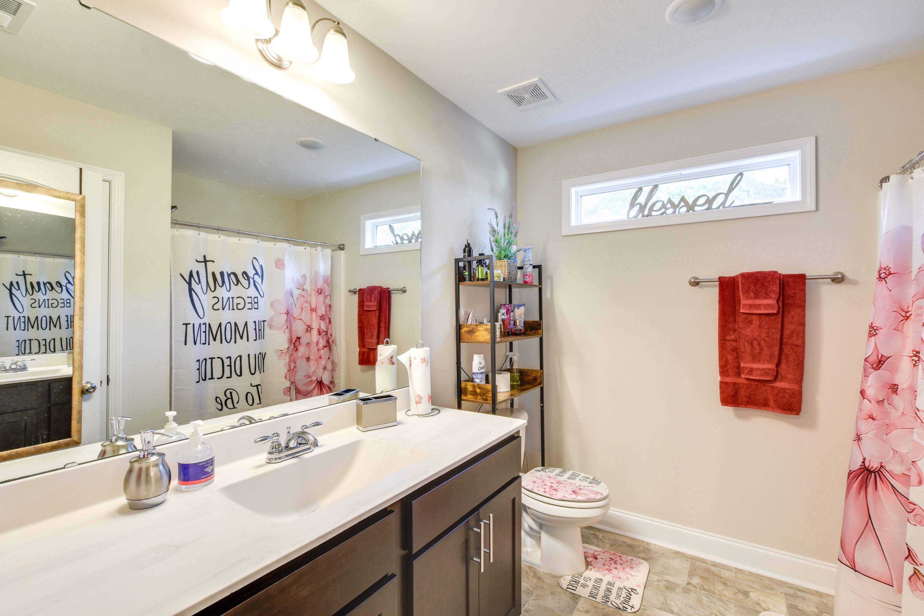 Full Bathroom | 2nd Floor | Towels Provided | Complimentary Toiletries