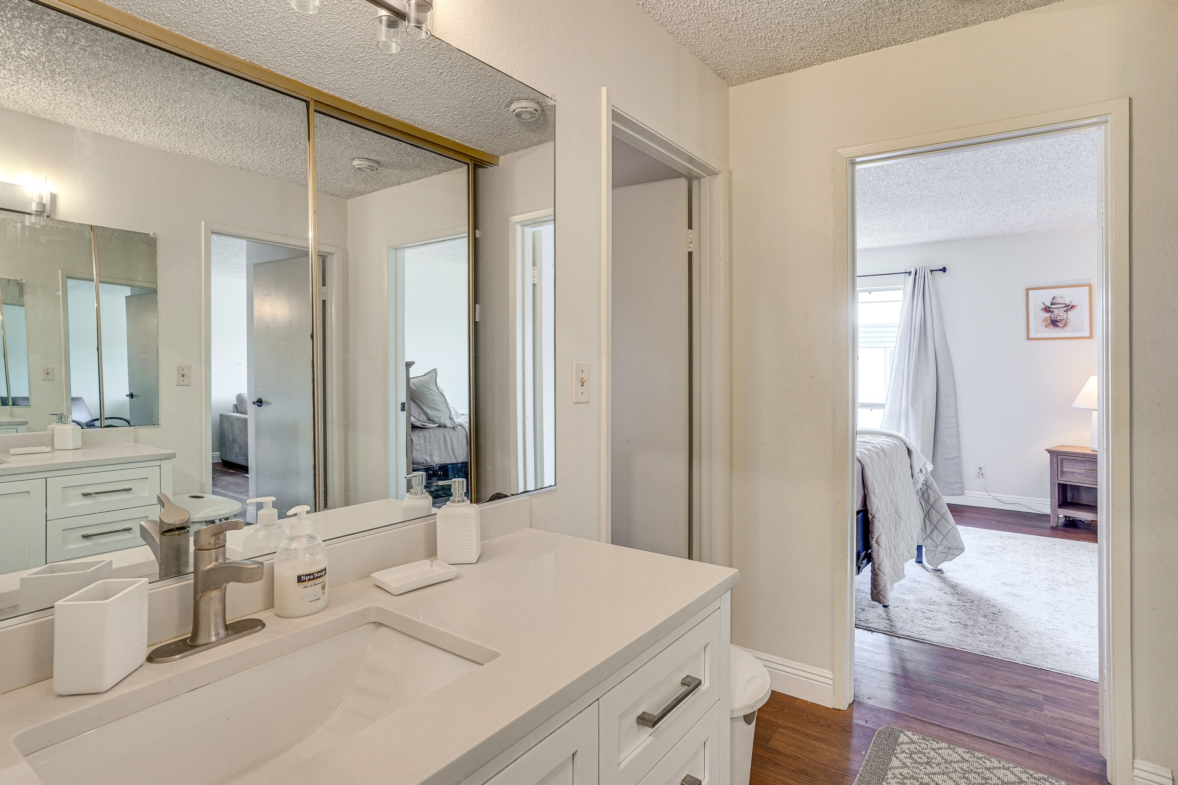 Full Bathroom | Towels Provided