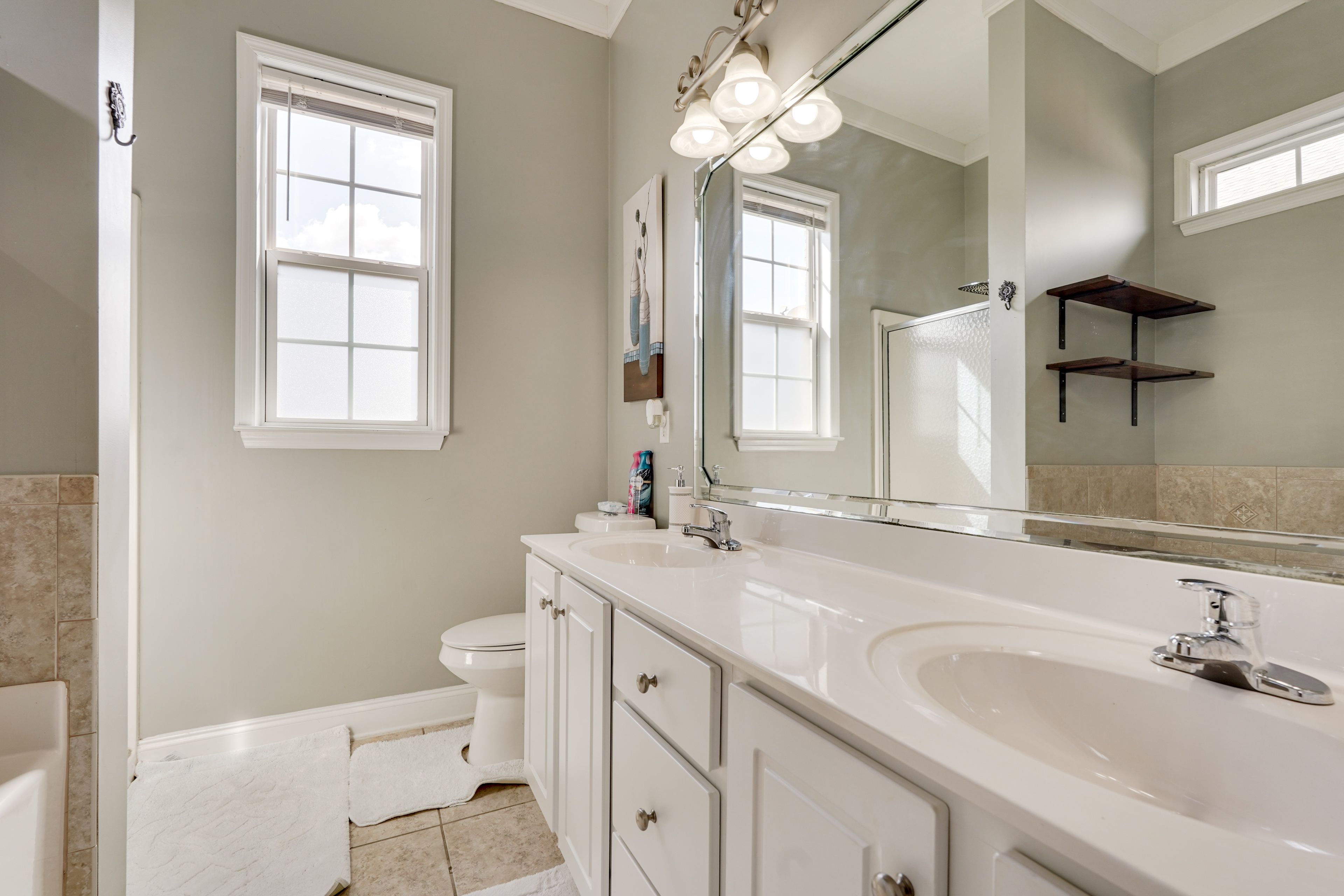 En-Suite Bathroom | 1st Floor | Walk-In Closet