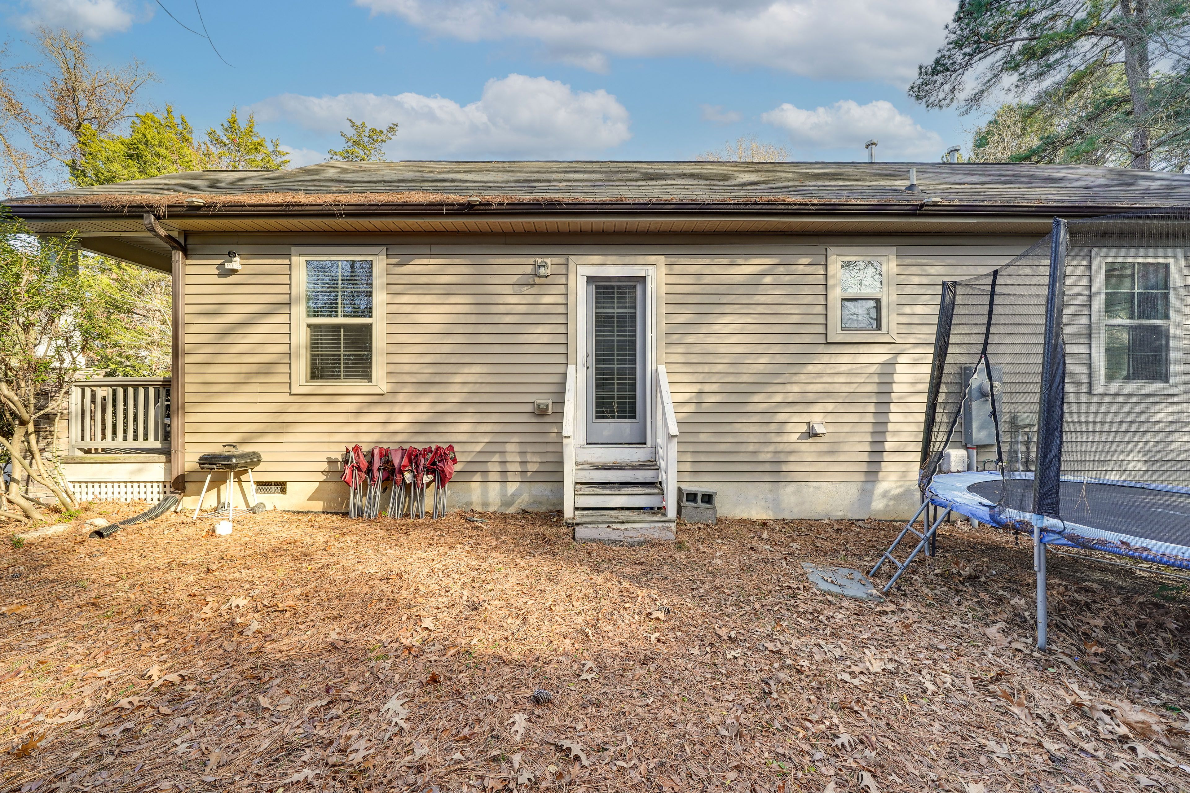Private Yard | Charcoal Grill | Trampoline