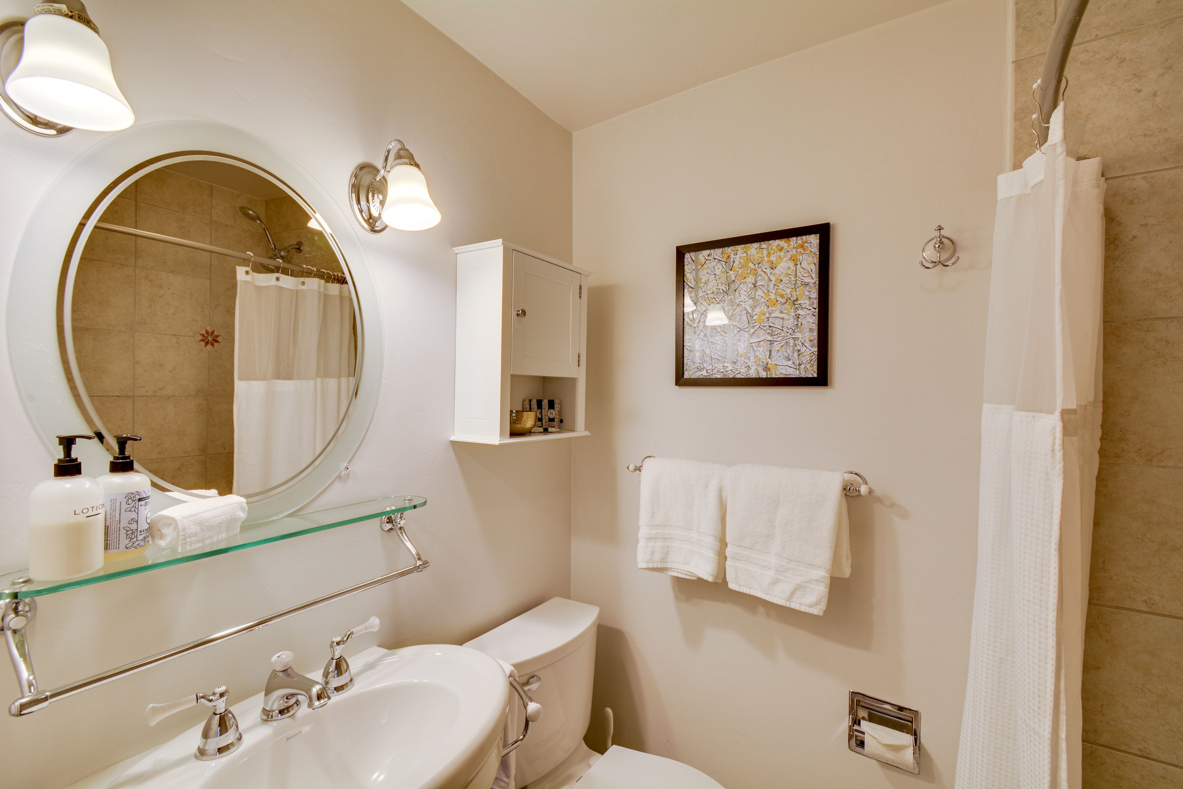 En-Suite Bathroom | Towels & Linens Provided