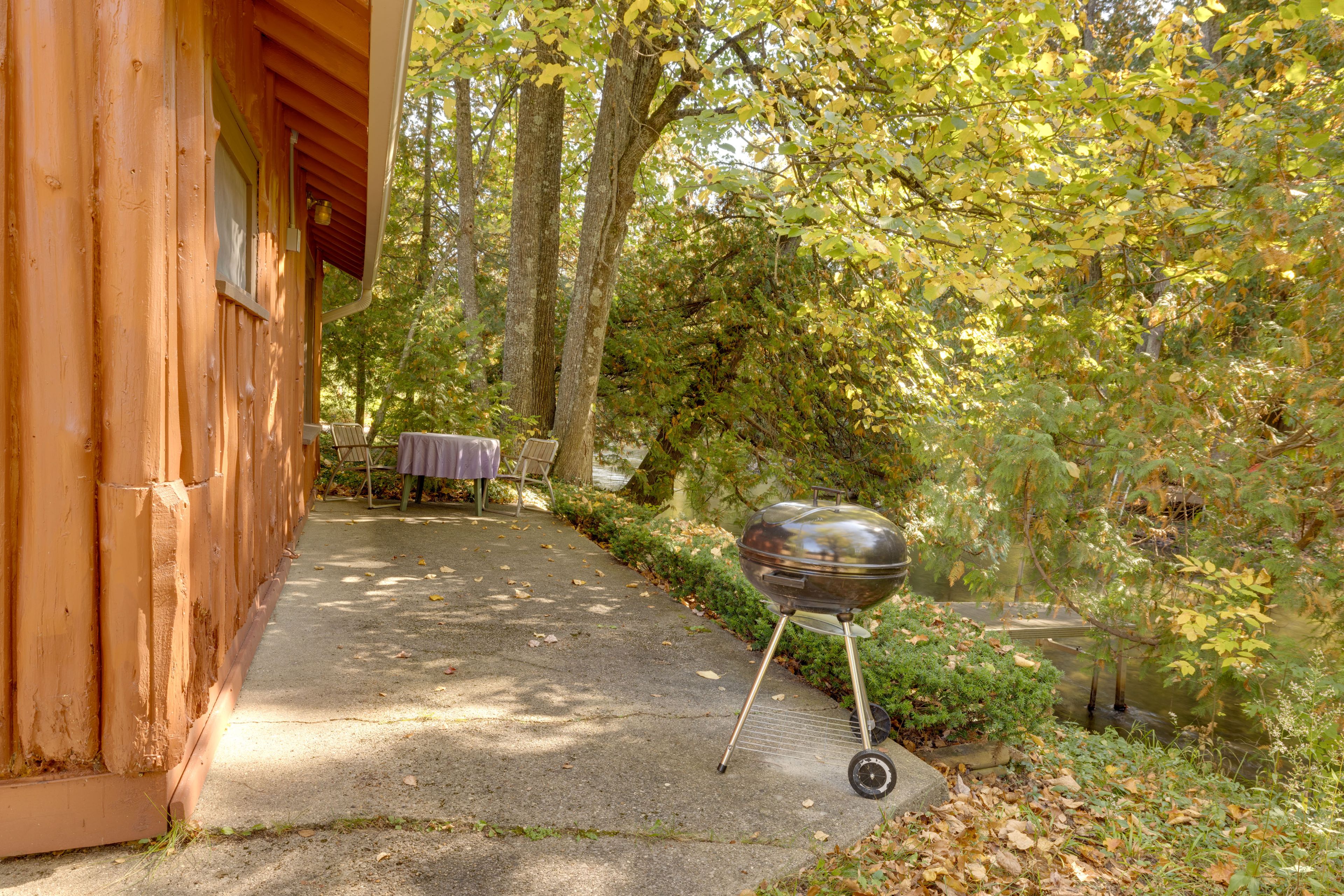 Private Patio | Charcoal Grill | Dining Set