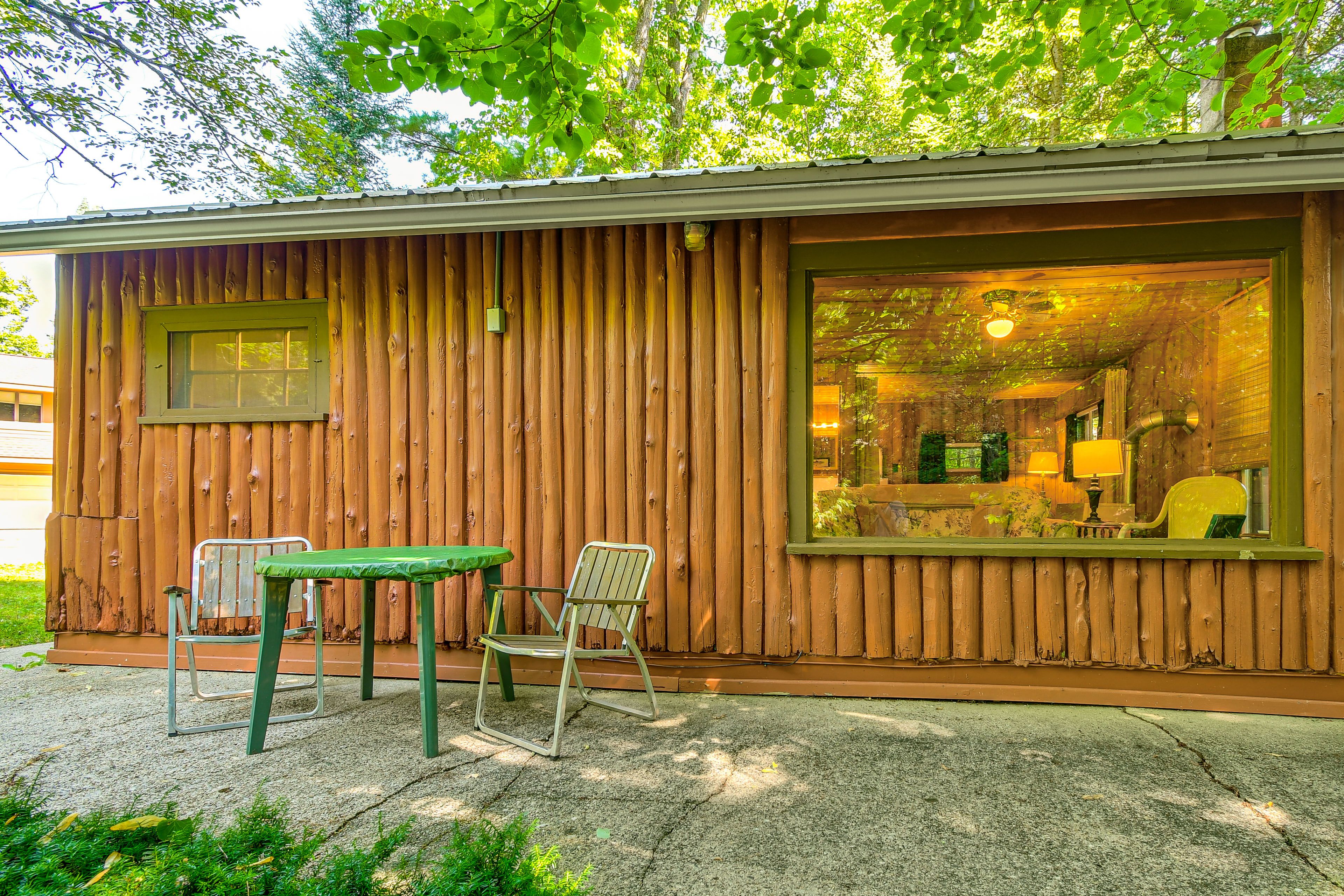Private Patio | Charcoal Grill | Dining Set
