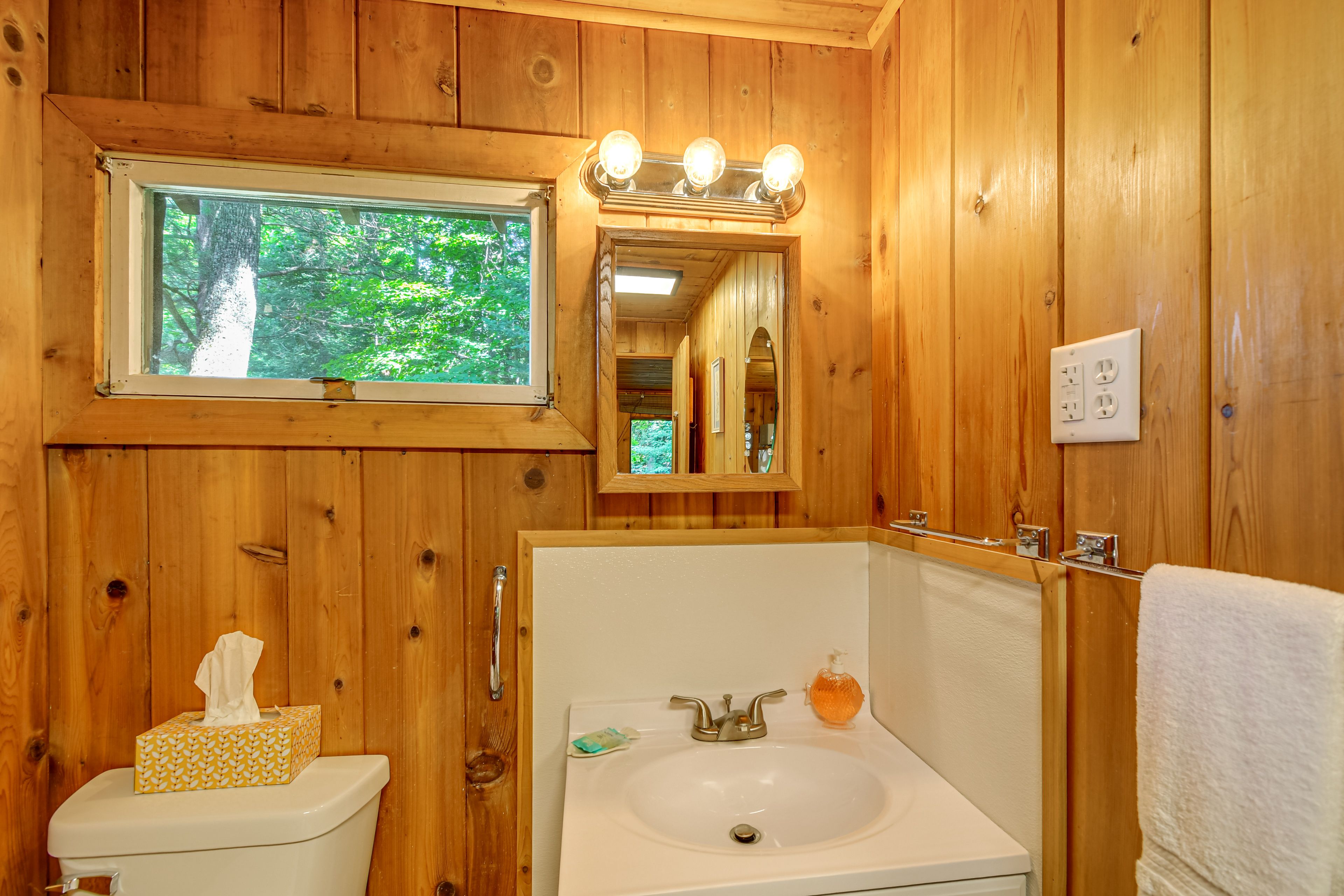 Studio | Full Bathroom | Towels Provided