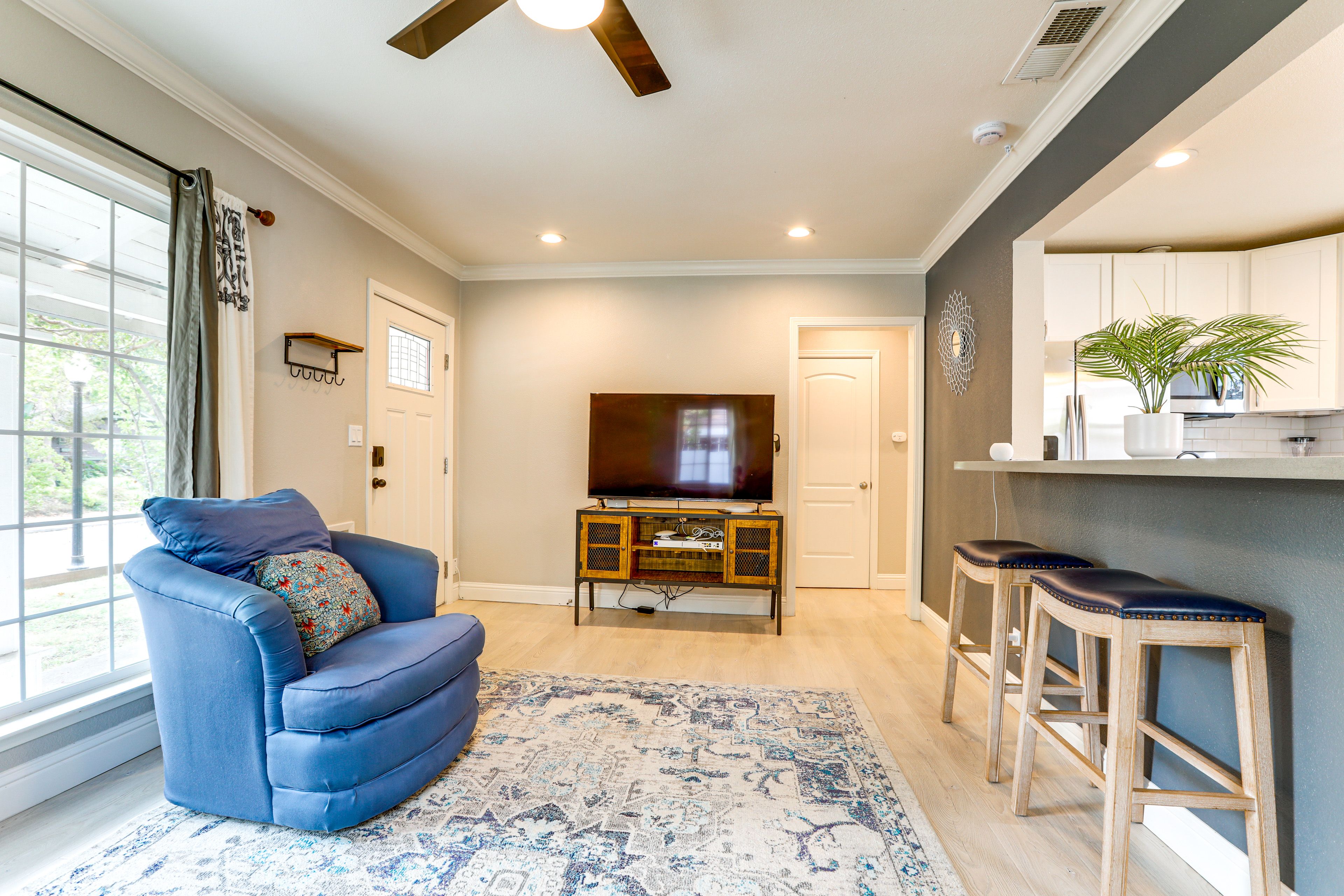 Living Room | Sleeper Sofa | Free WiFi | Central A/C & Heat