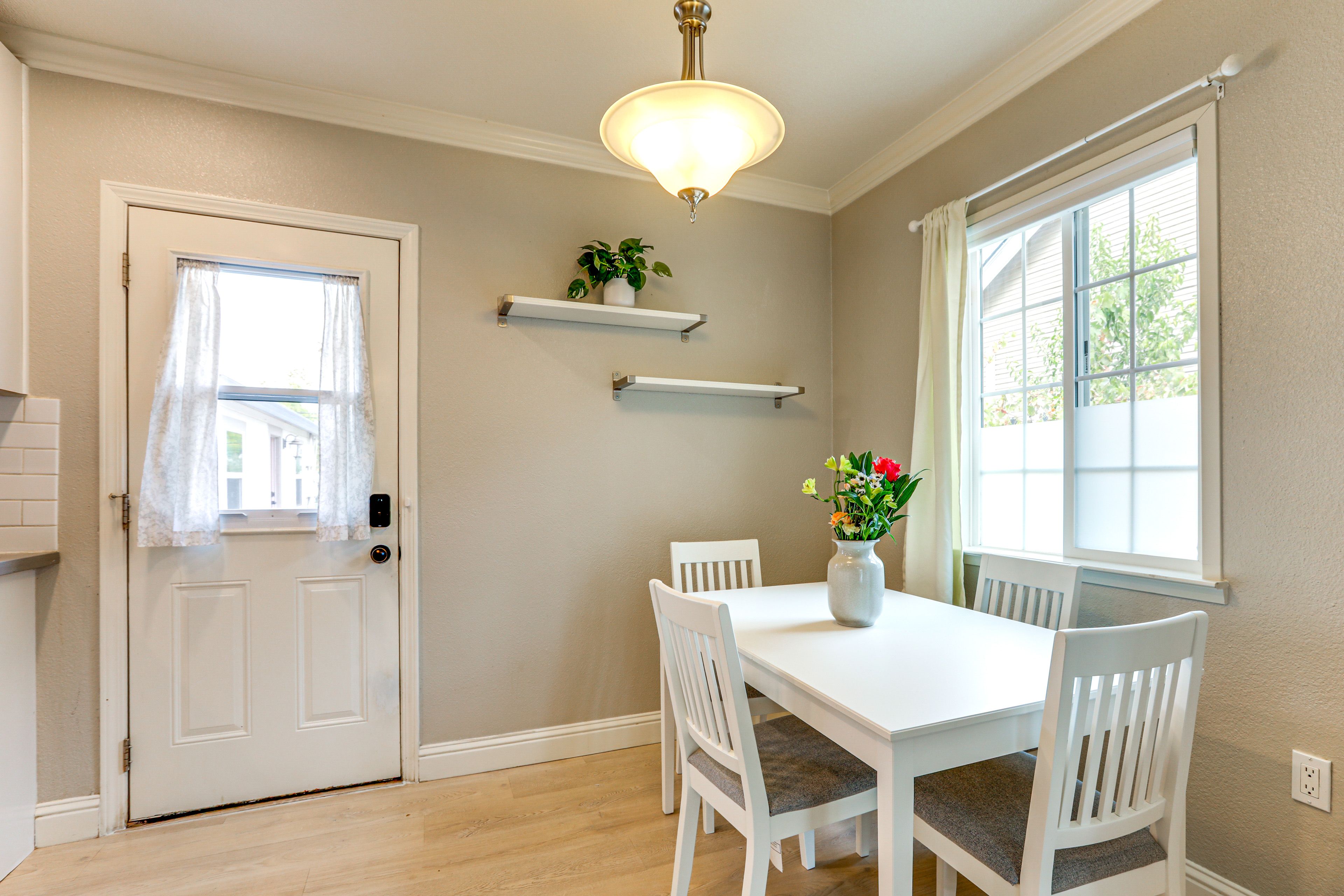 Dining Table | Dishware & Flatware