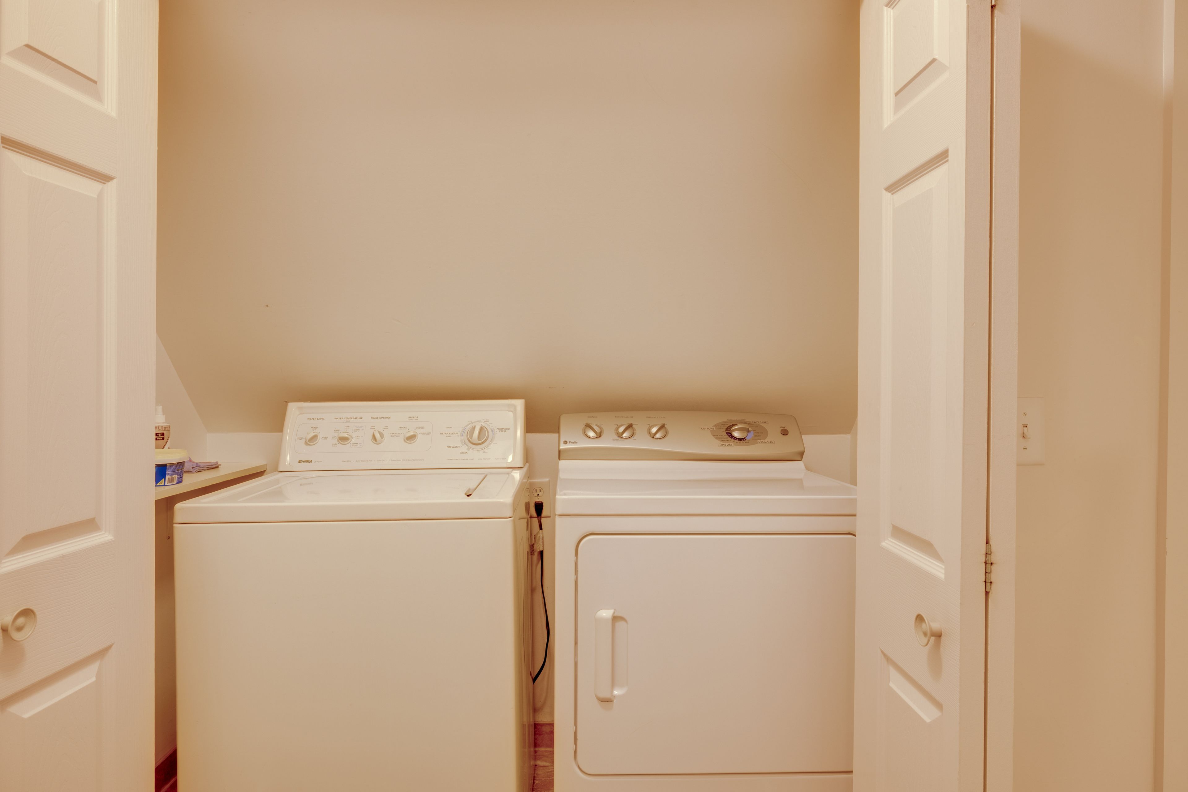 Laundry Closet | Washer & Dryer