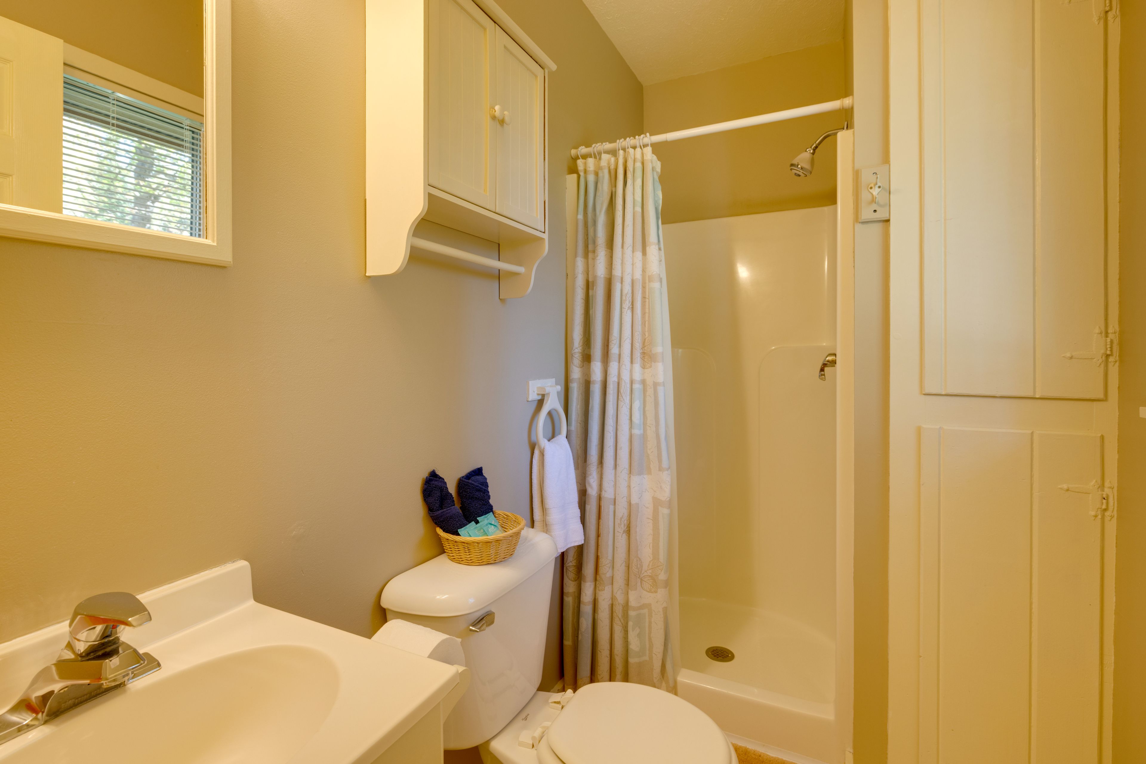 Full Bathroom | 1st Floor | Towels Provided