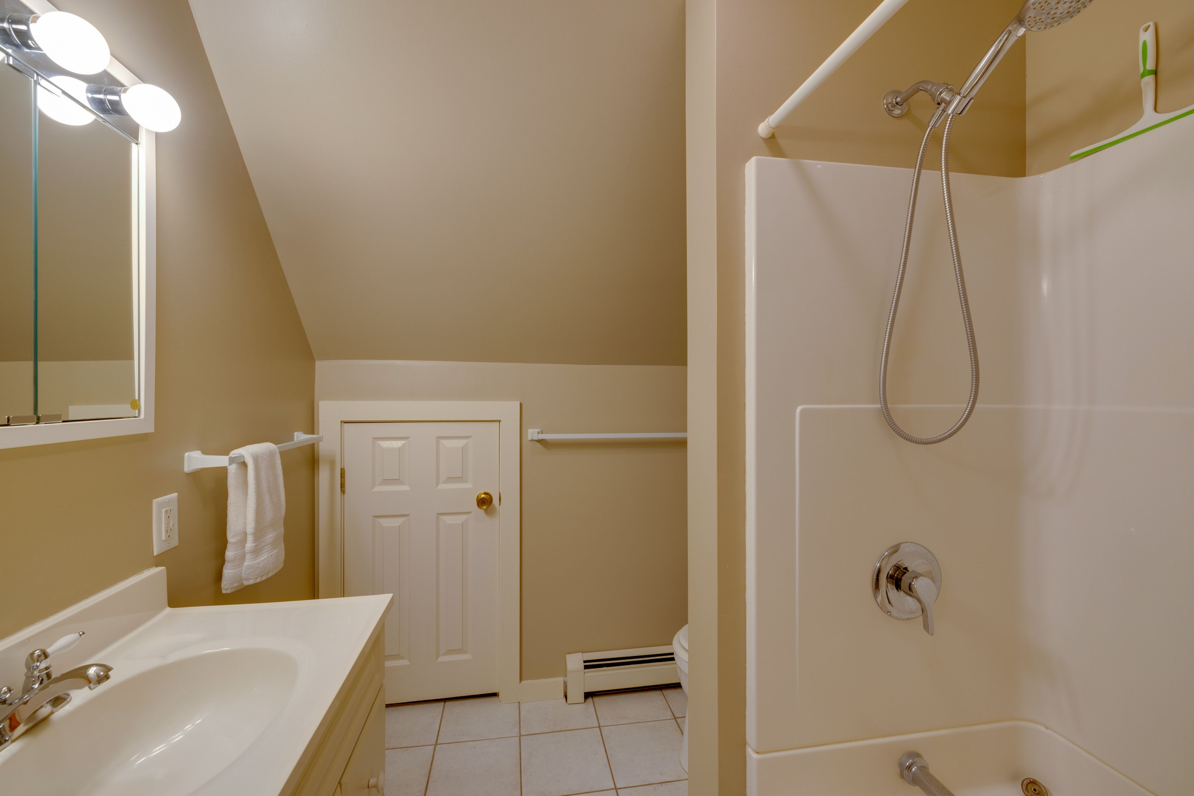 Full Bathroom | 2nd Floor | Complimentary Toiletries