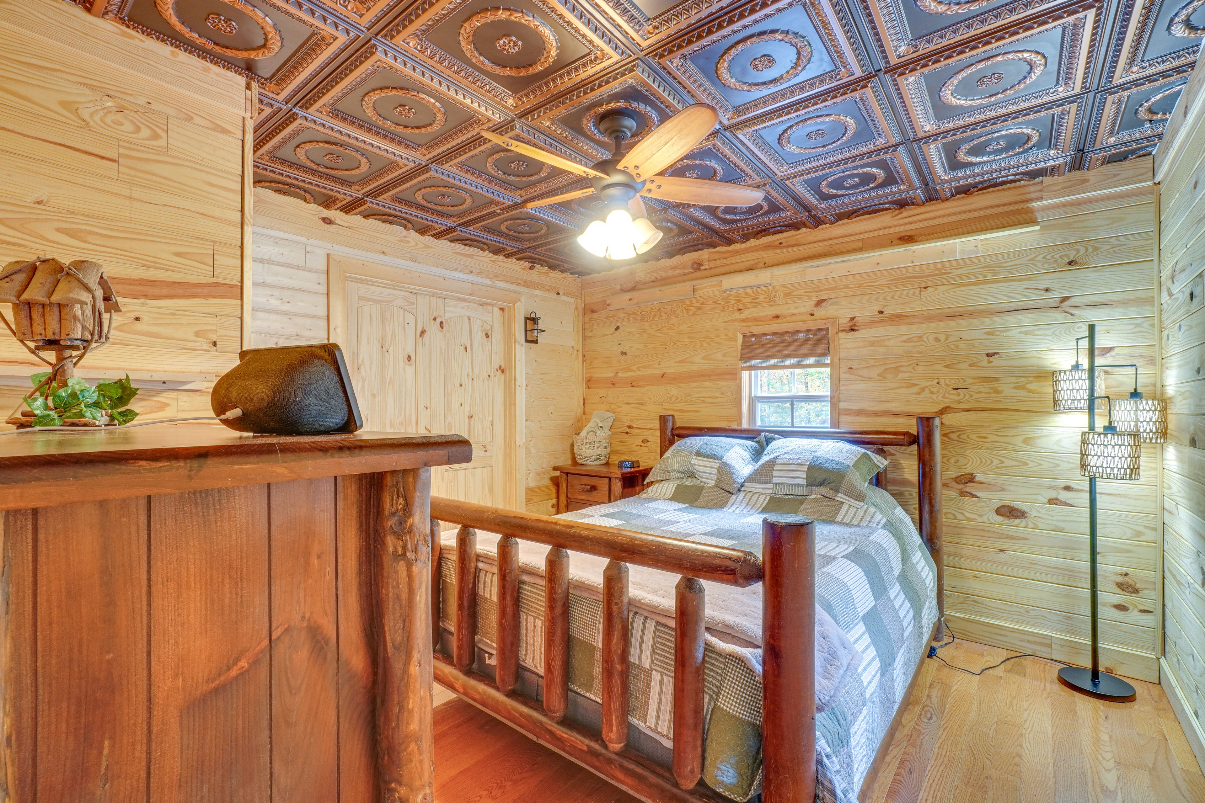 Bedroom 1 | Queen Bed | 1st Floor