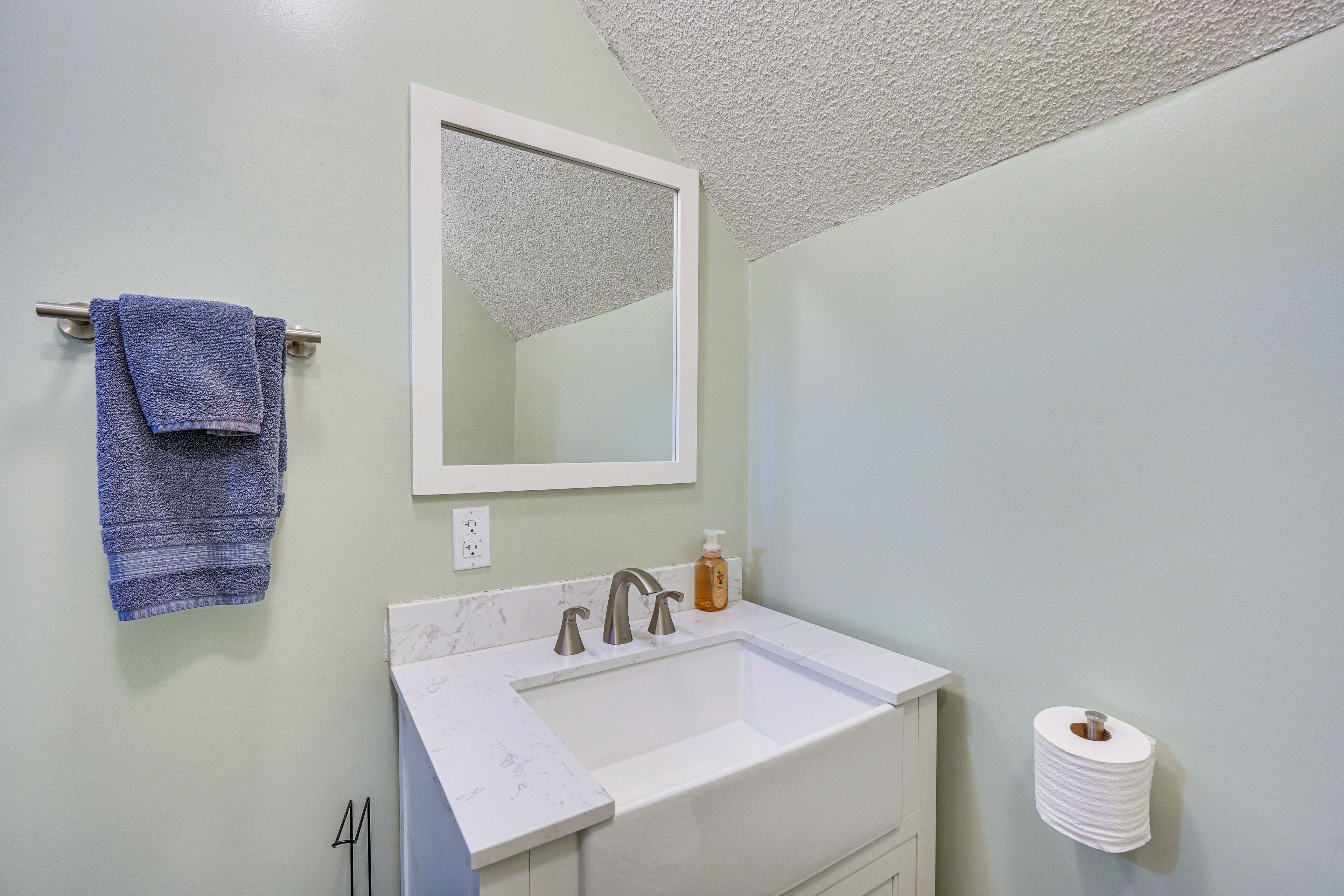 Bathroom | 2nd Floor