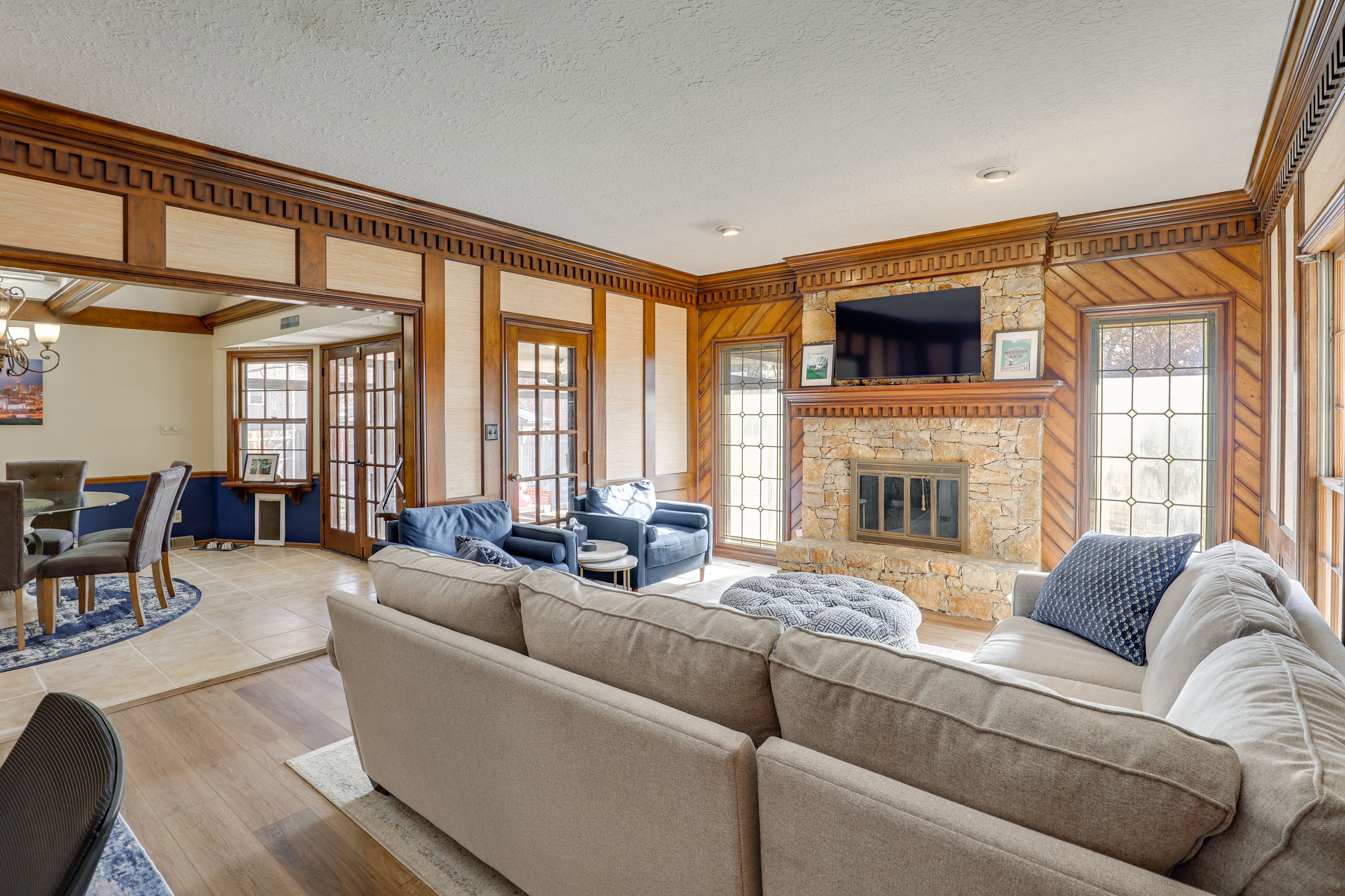 Living Room | Smart TV | Dining Area