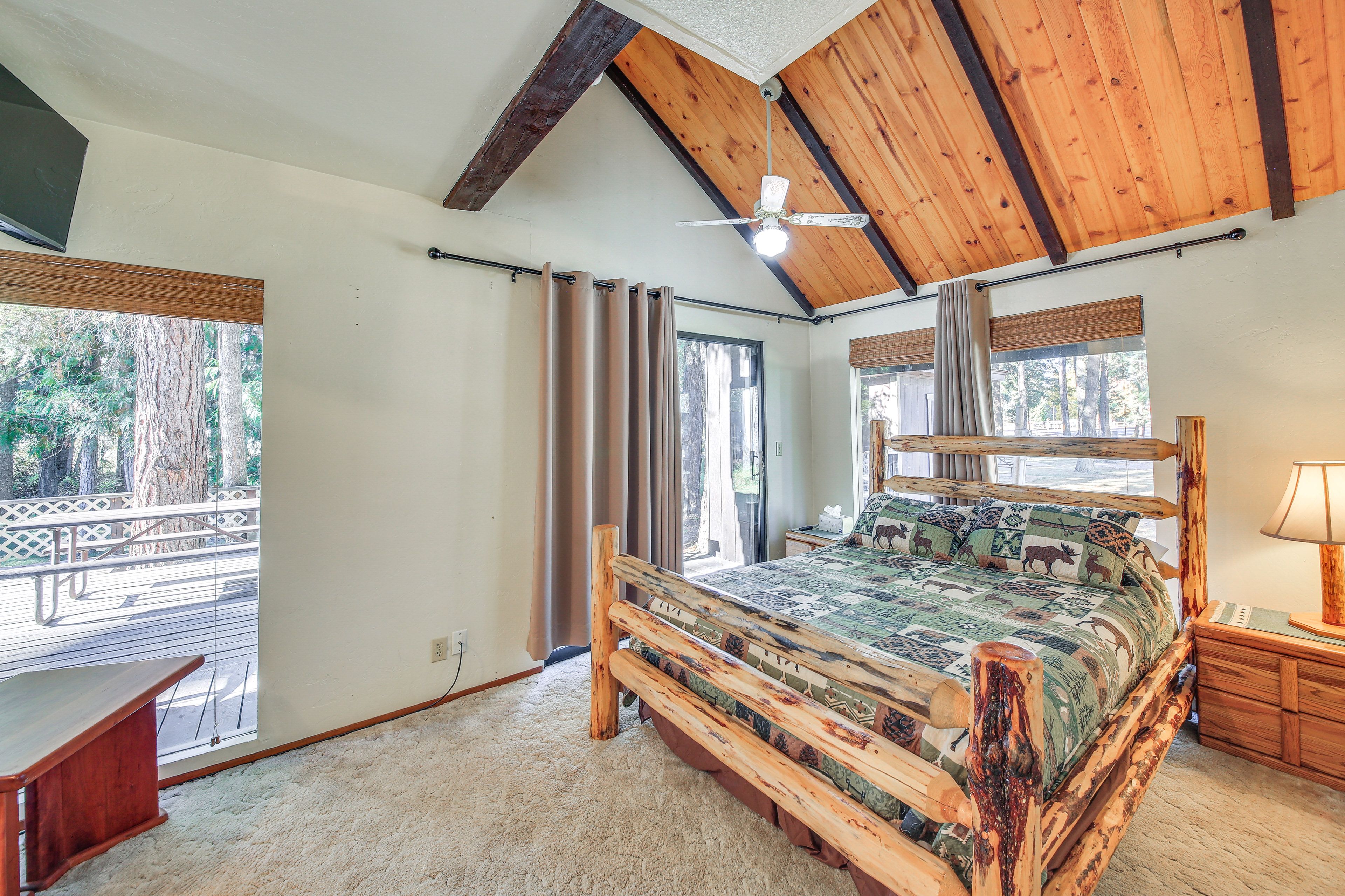 Bedroom 1 | Queen Bed | TV | 1st Floor