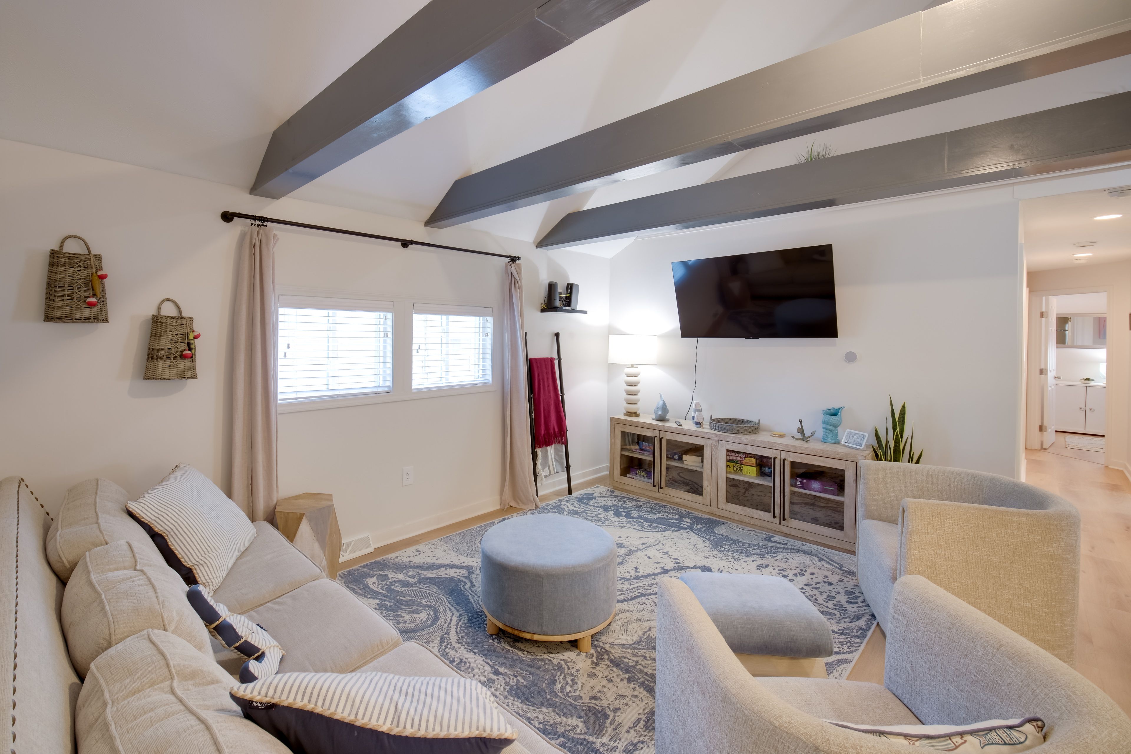 Living Room | Queen Sleeper Sofa | Smart TV | Free WiFi | Board Games