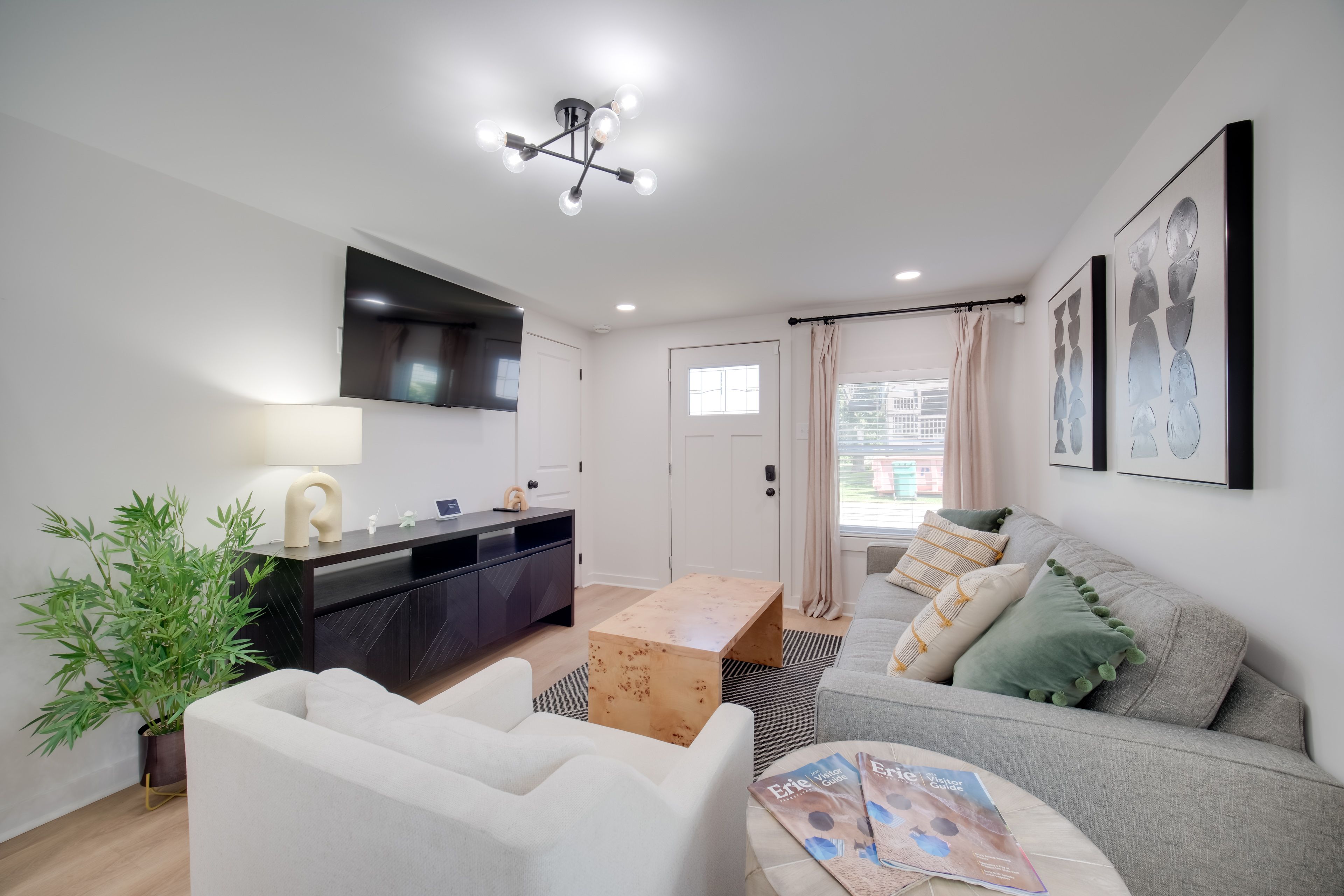 Living Room | Free WiFi | Central A/C & Heat | Smart TV