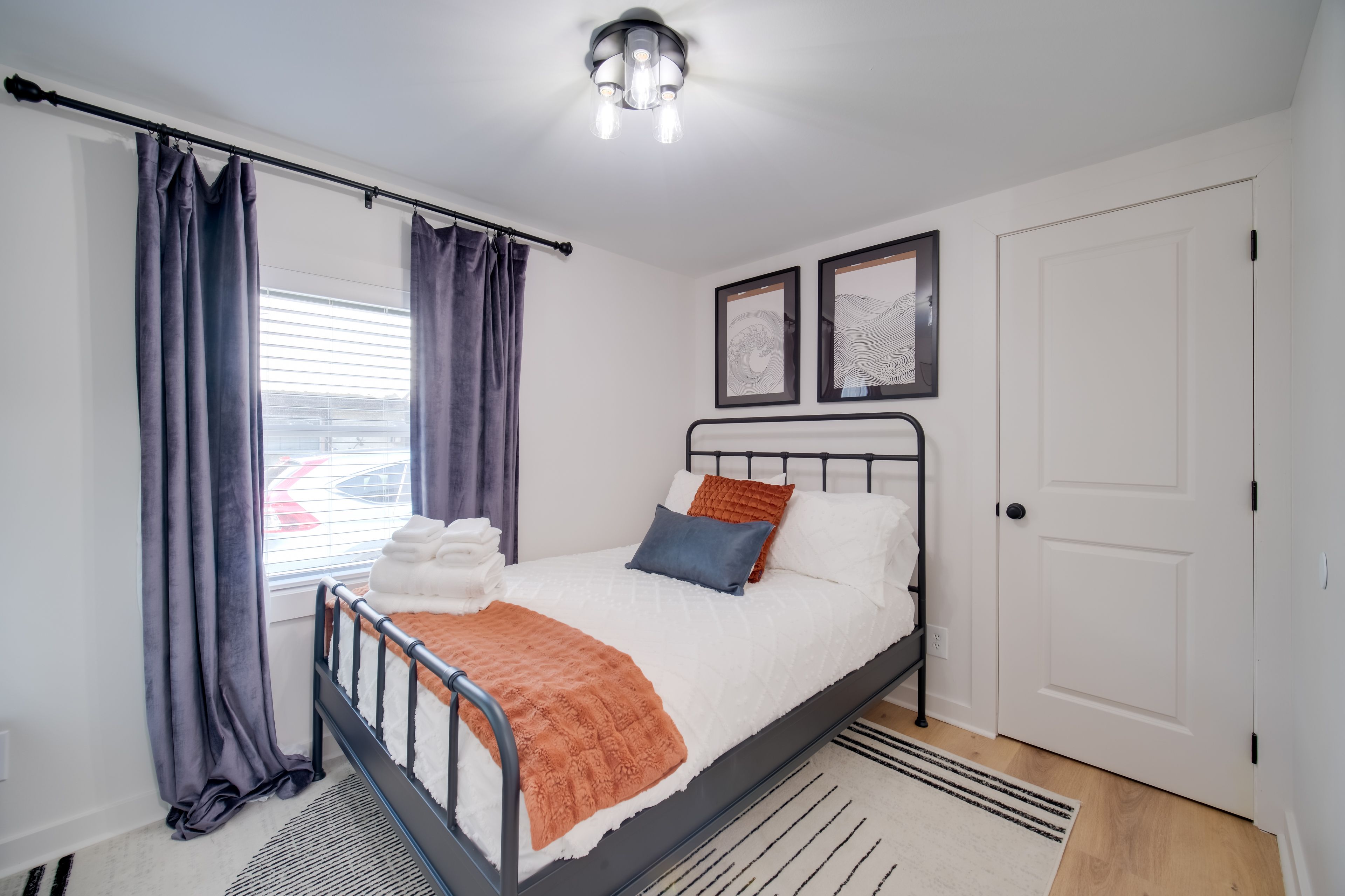Bedroom 1 | Queen Bed