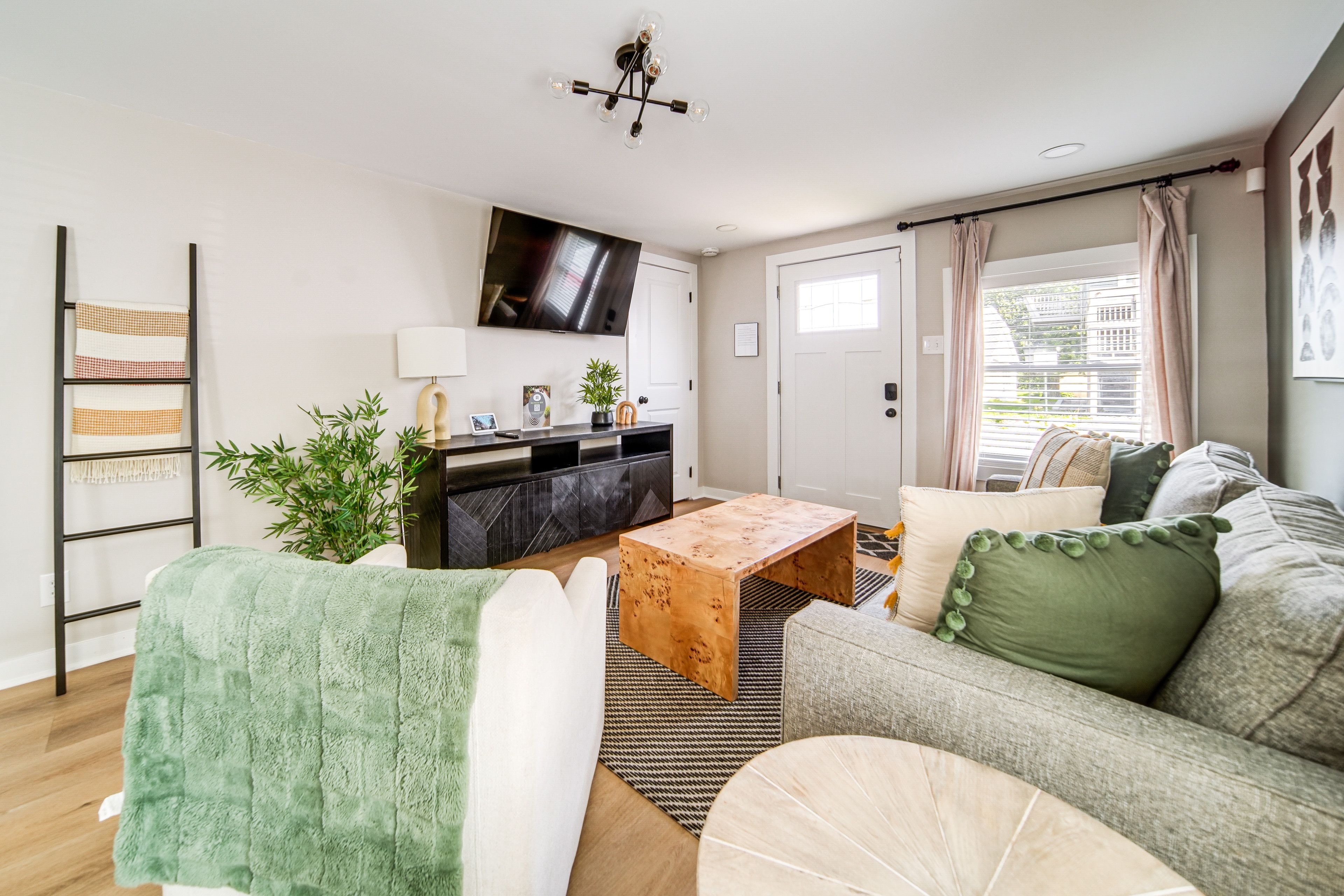 Living Room | Free WiFi | Central A/C & Heat | Smart TV