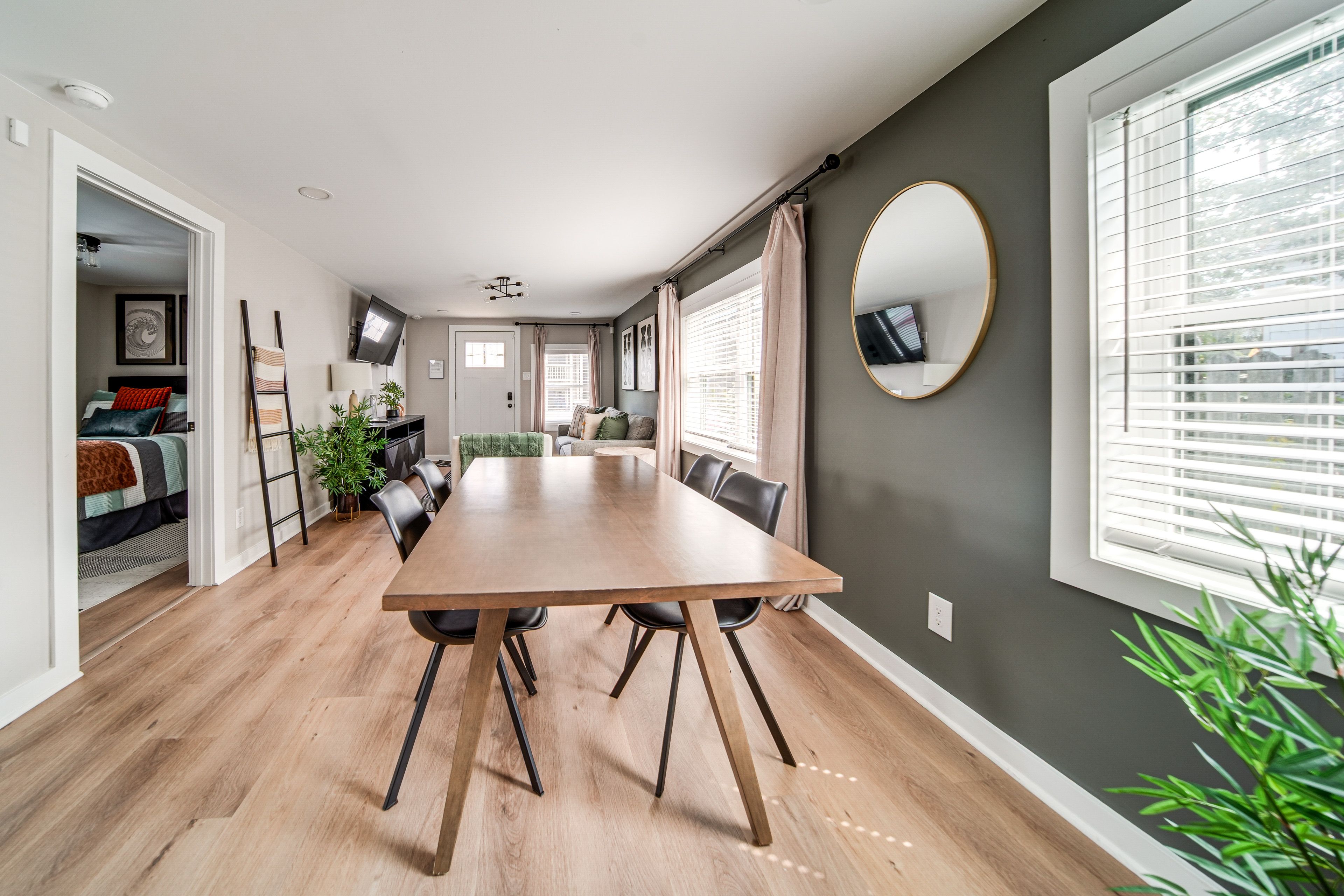 Dining Table | Dishware & Flatware