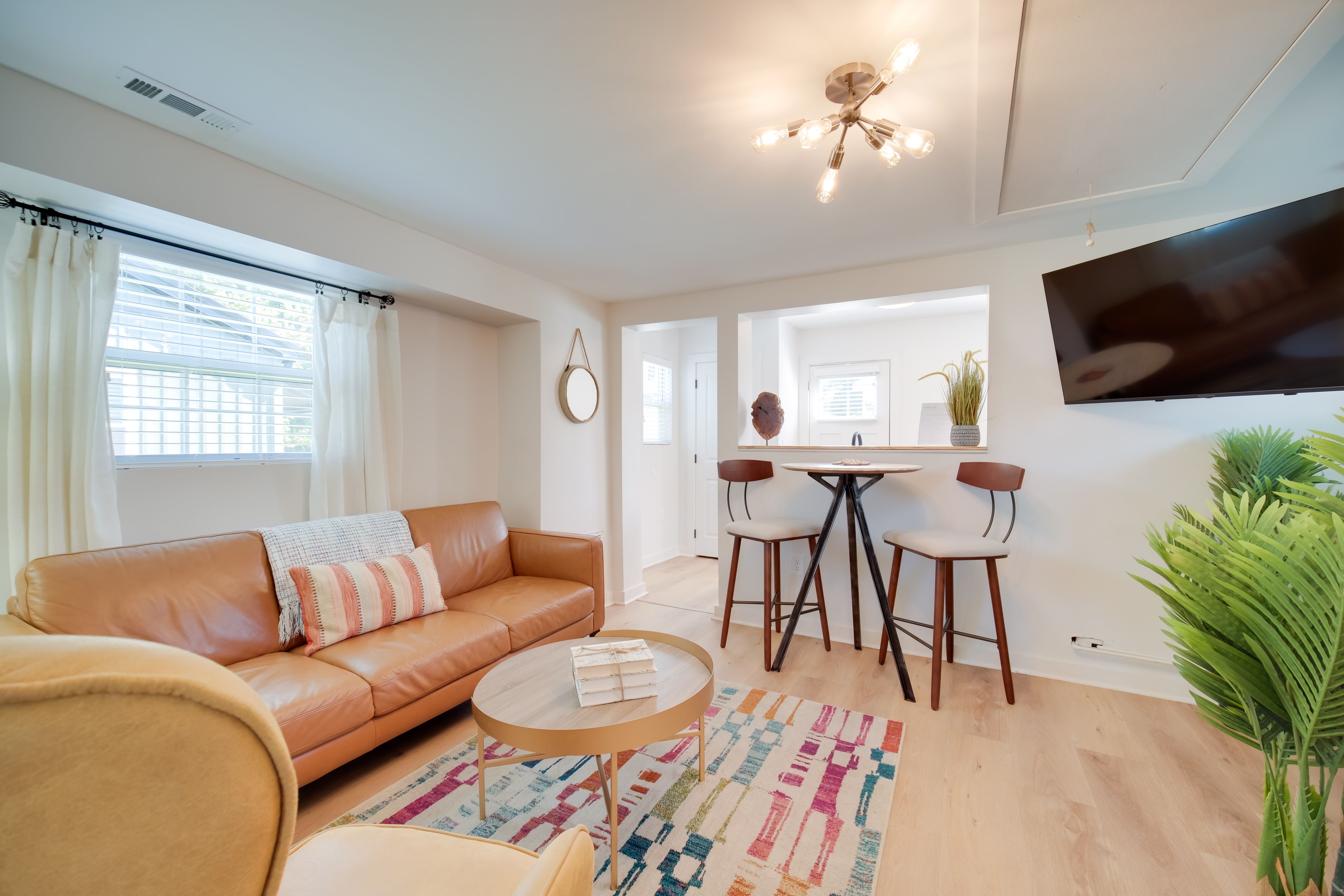 Living Room | Free WiFi | Central Heat | Smart TV