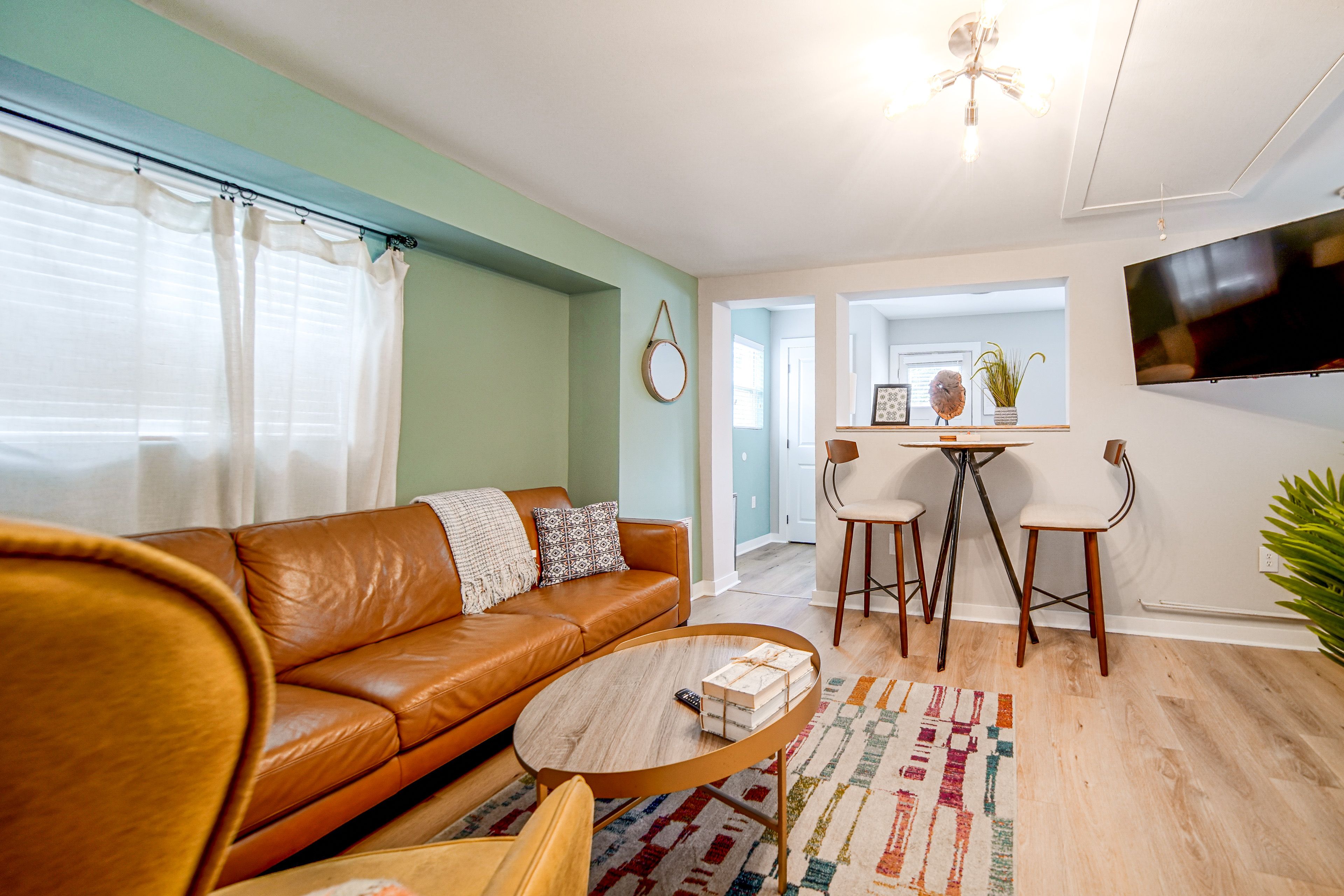 Living Room | Free WiFi | Central Heat | Smart TV
