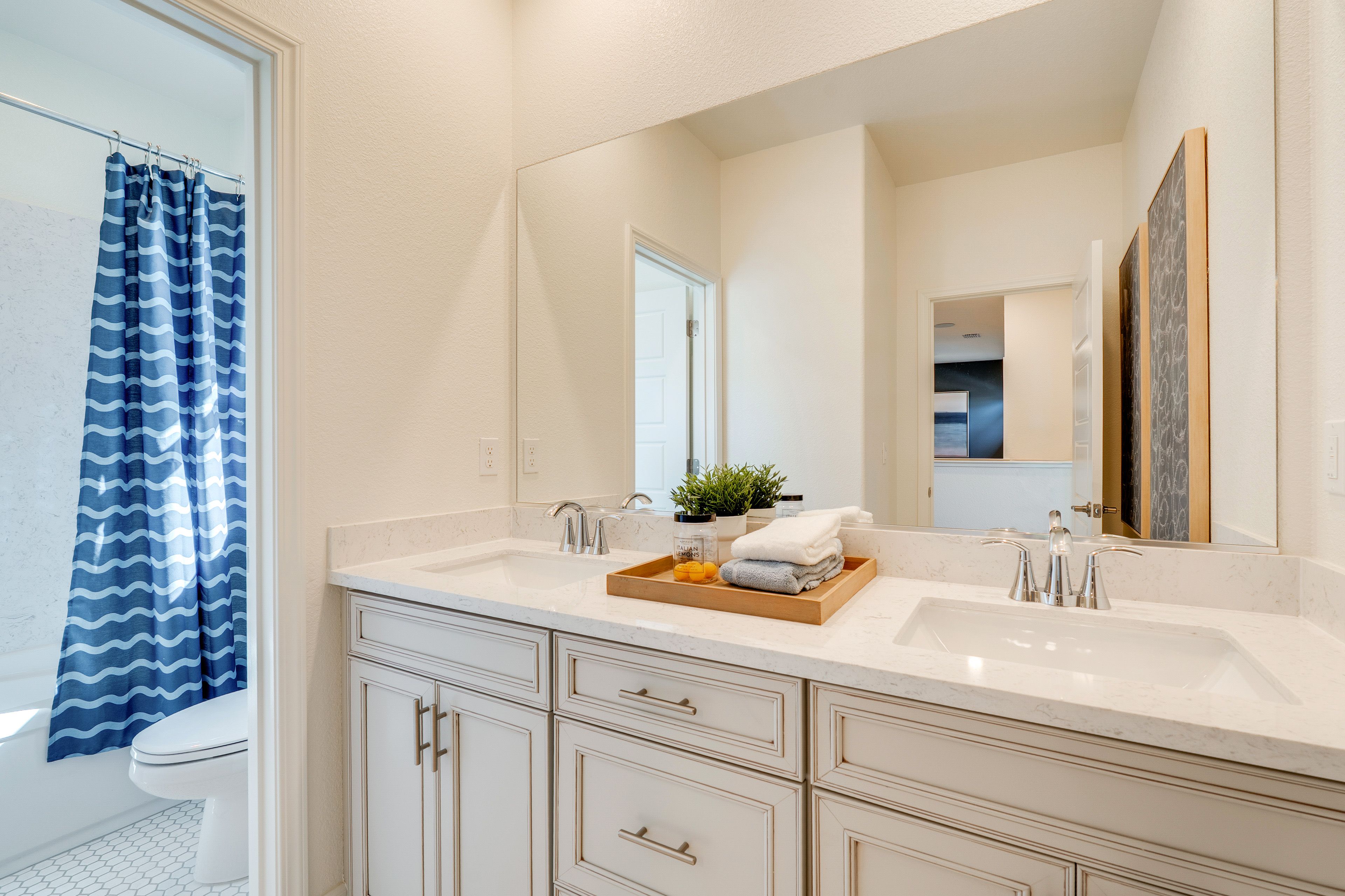 Full Bathroom | Towels Provided | 2nd Floor