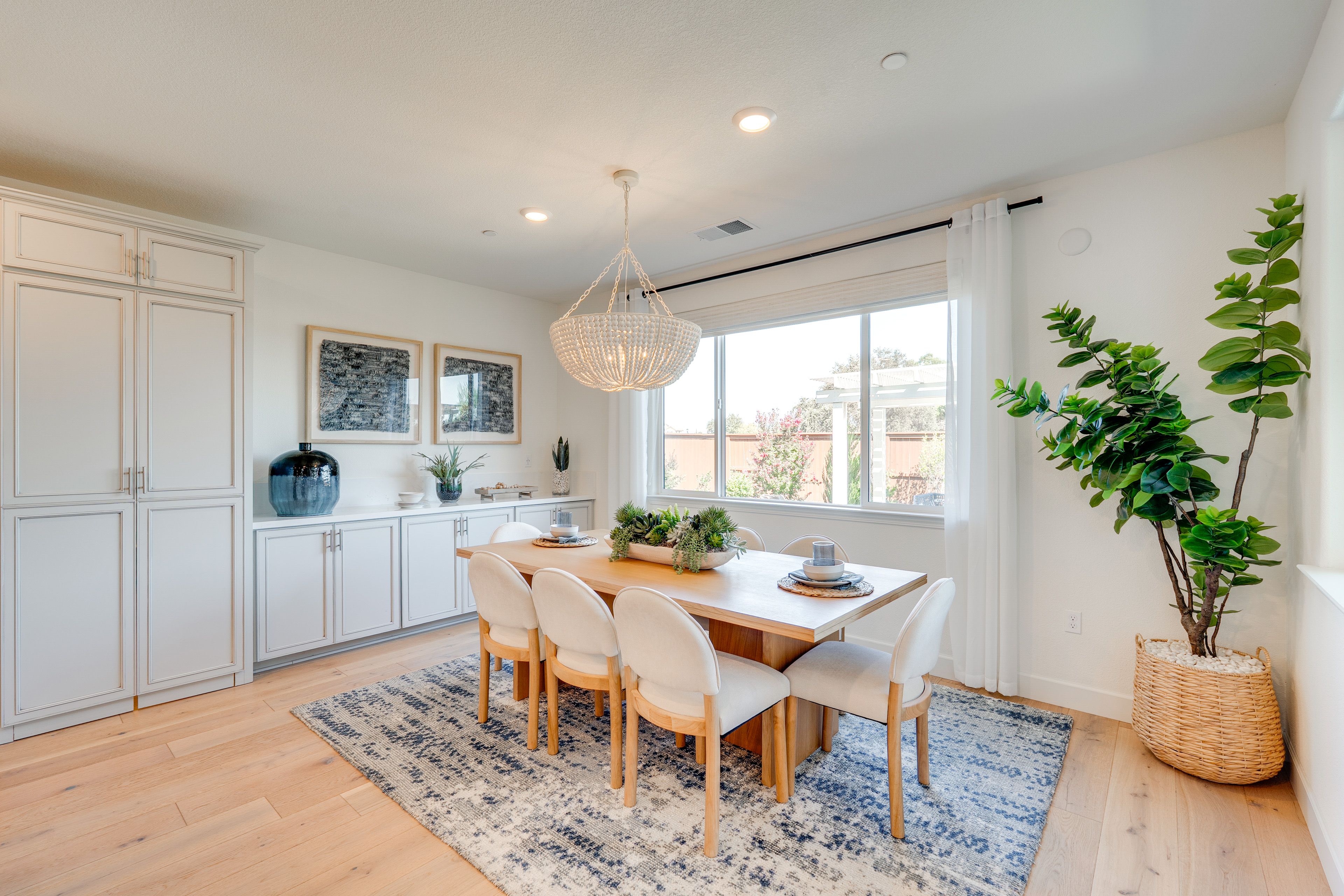 Dining Area | Dishware/Flatware Provided | 1st Floor