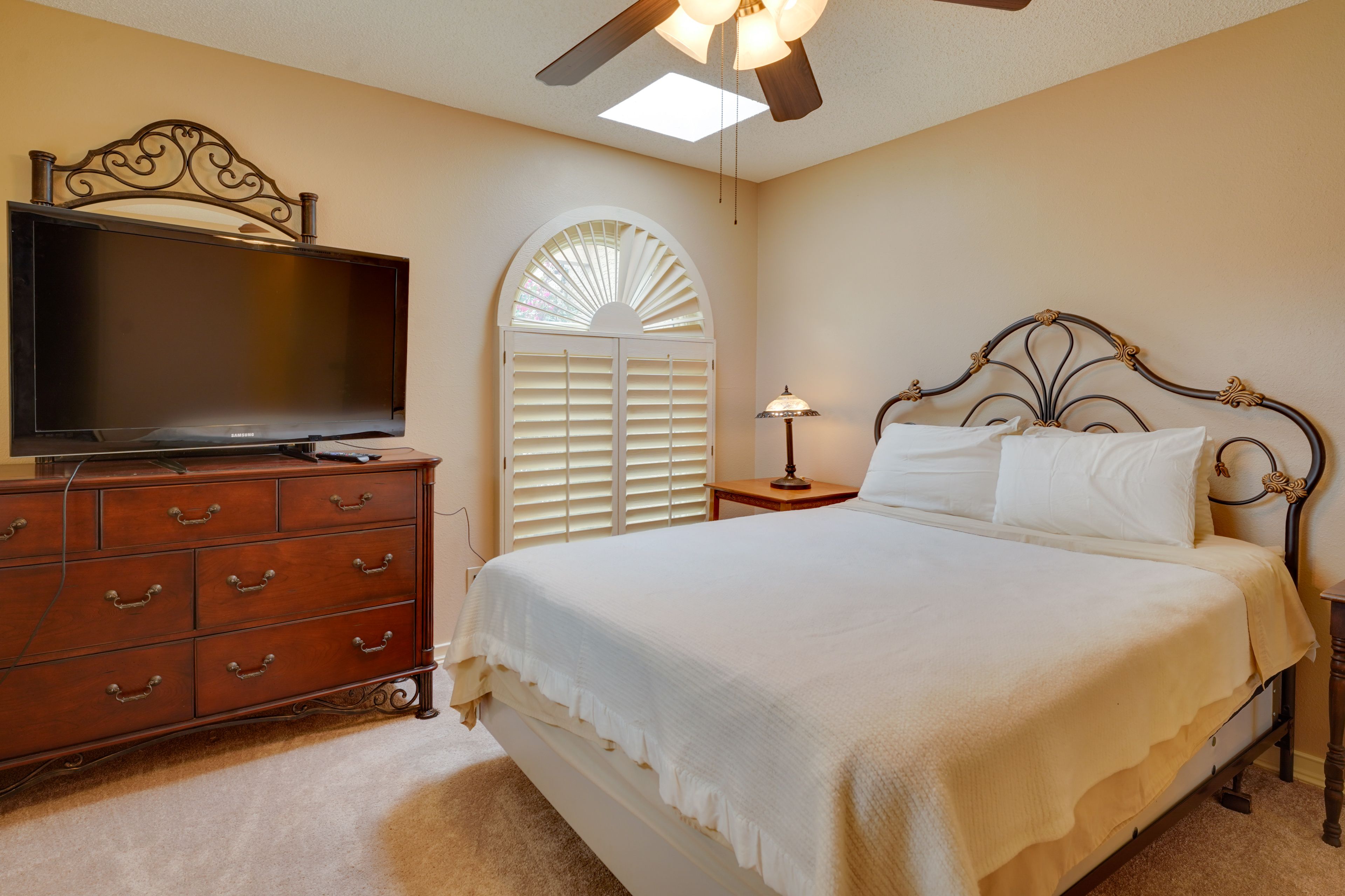 Bedroom 2 | Queen Bed