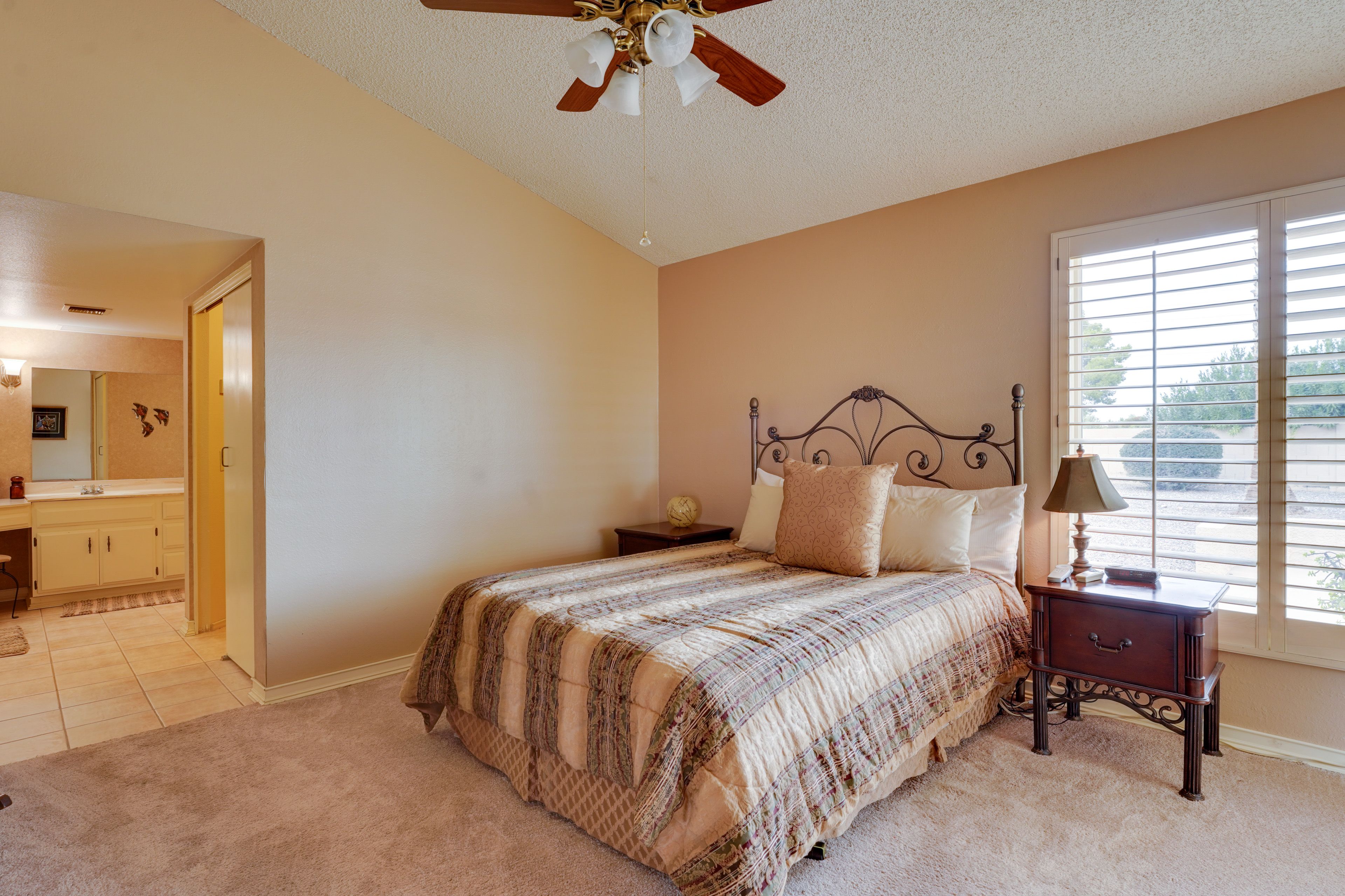 Bedroom 1 | Queen Bed