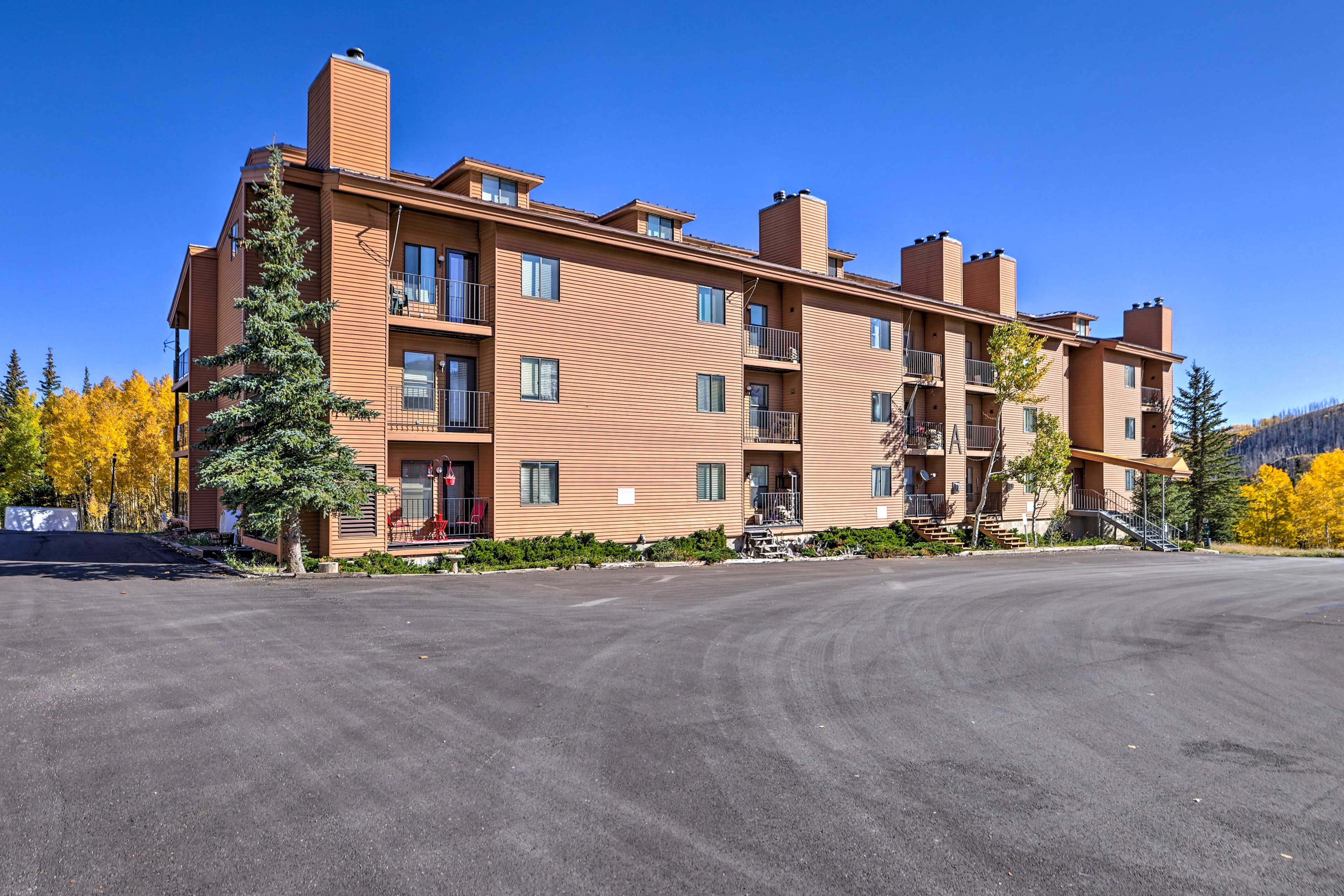 Community Amenities | Indoor Heated Pool | Hot Tub | Sauna | Clubhouse | Grills