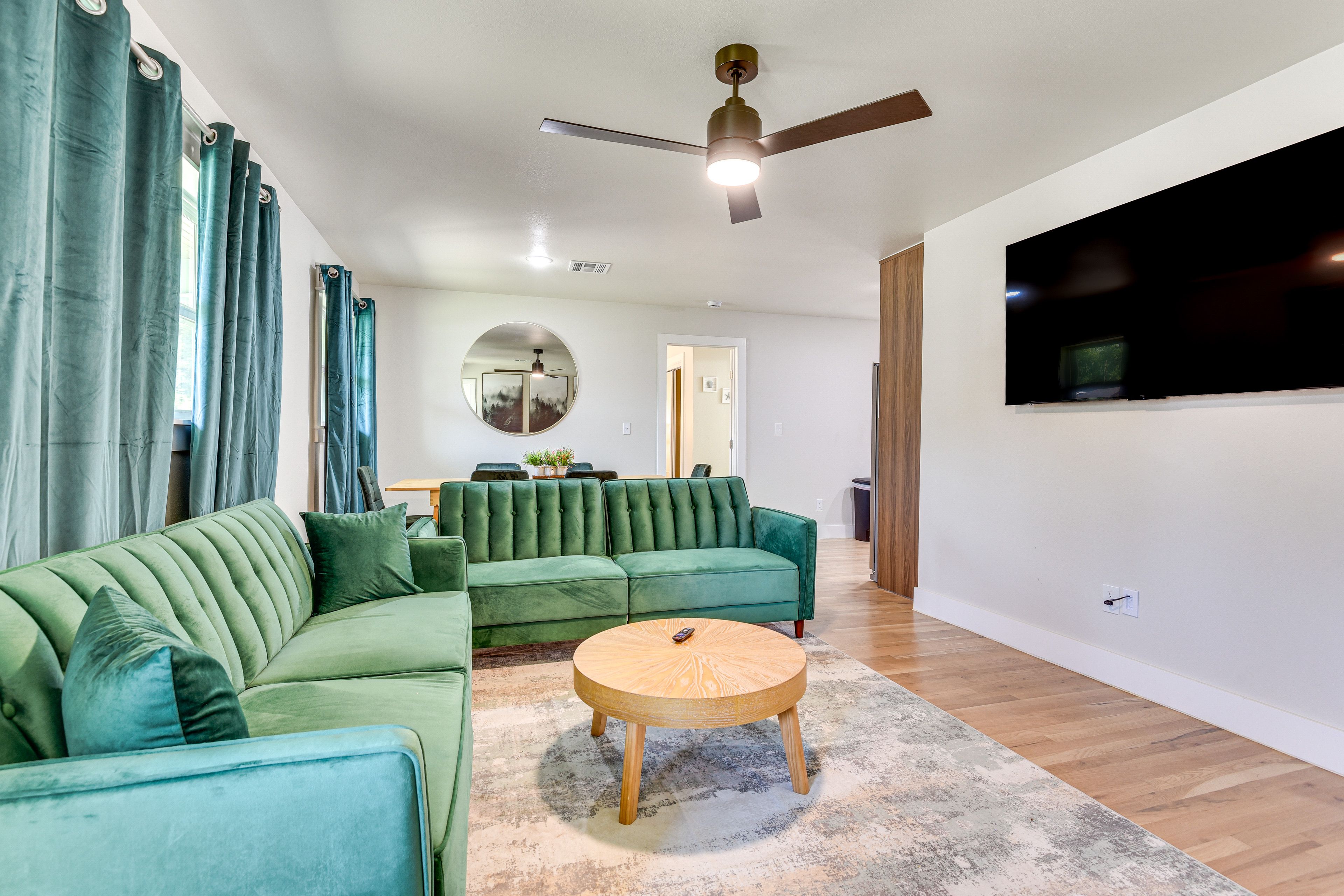 Living Room | Free WiFi | Central Heating & Air Conditioning