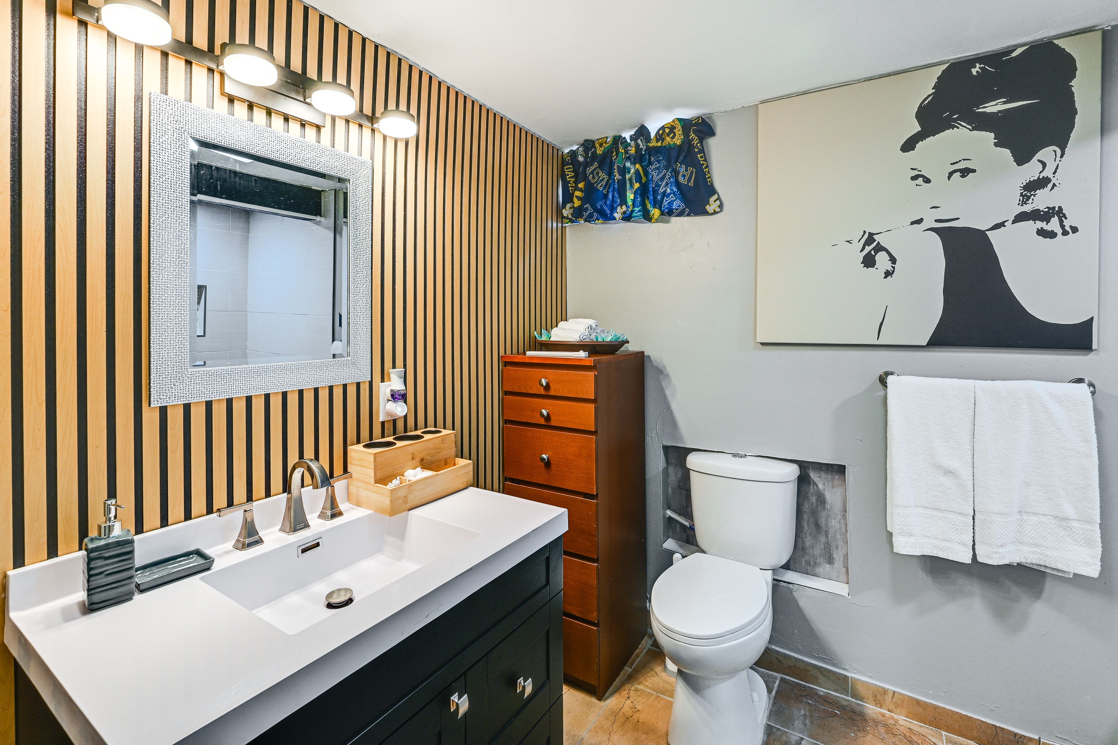 Full Bathroom | Towels Provided