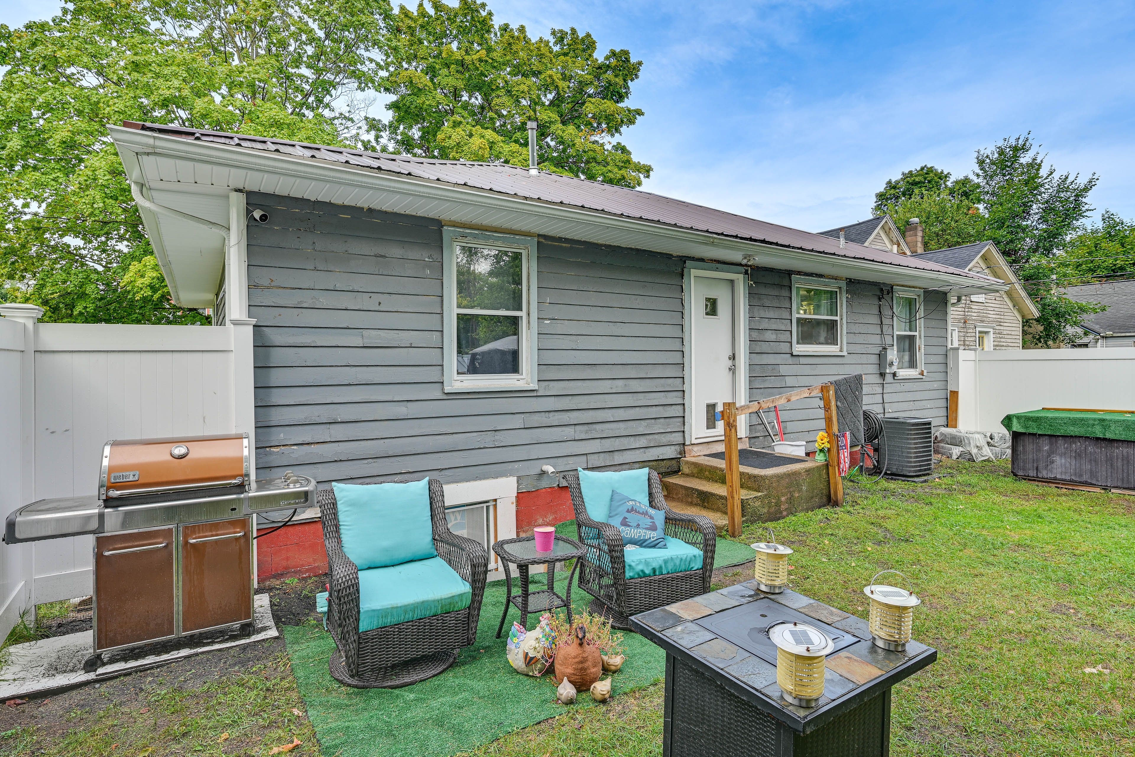 Private Backyard Area | Fire Pit | Gas Grill
