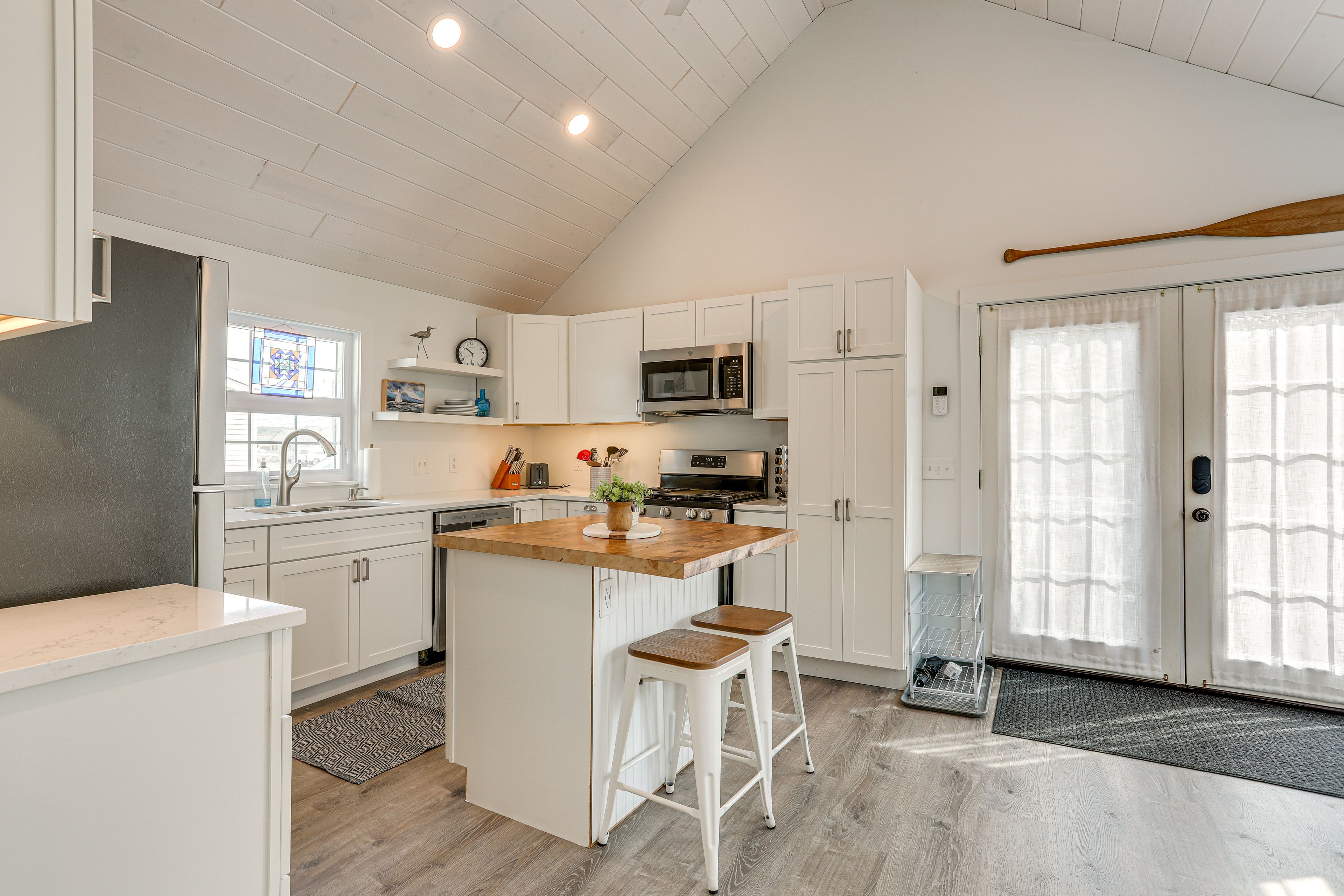 Kitchen | Trash Bags/Paper Towels | Main Level